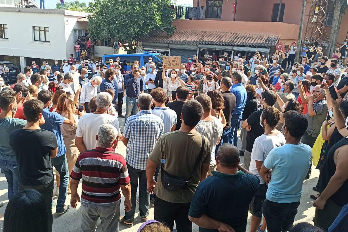 Hatay Arsuz, Hüyük köyünde  toplanan halk