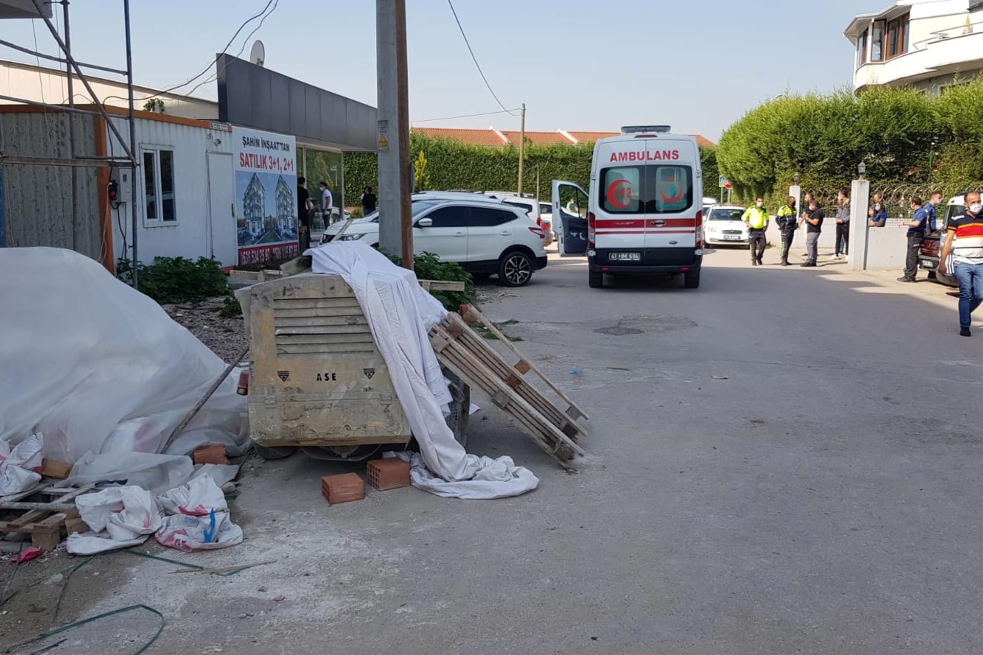 Halatın kopmasıyla asansör boşluğuna düşen 2 mülteci işçiden 1'i yaşamını yitirdi