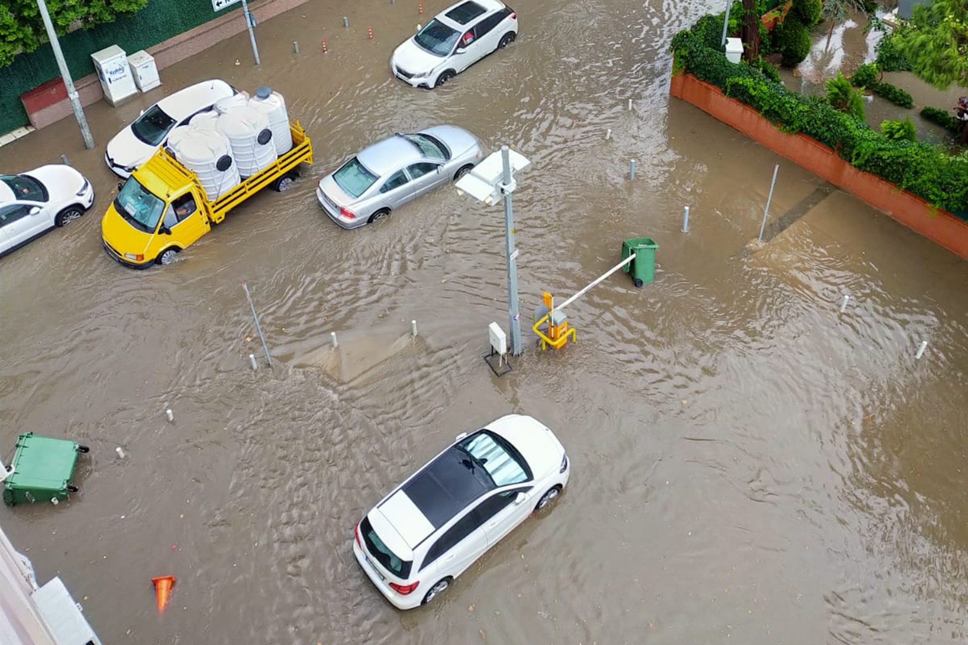 İzmir'de şiddetli yağış sonrası kimi sokaklar su altında kaldı.