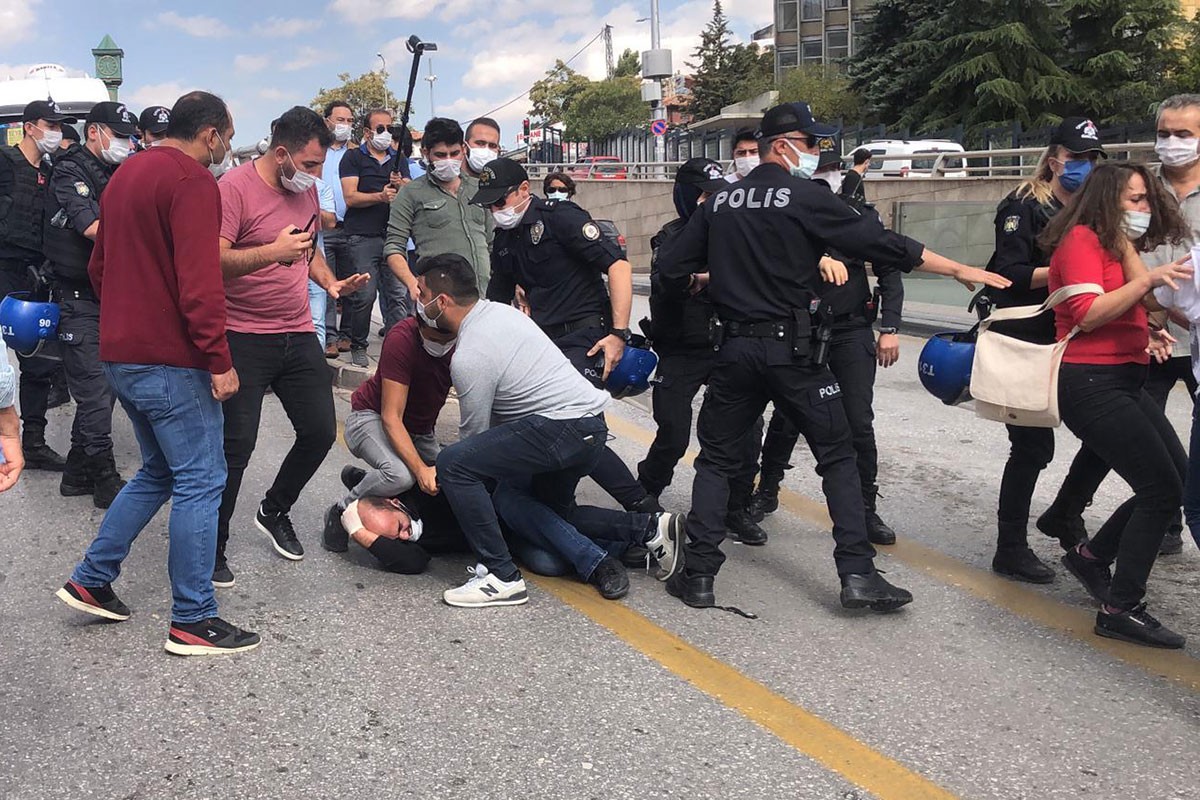 İSİG meclisi açıklamasında gözaltı anı. Polis yere yatırdığı kişinin üzerine diziyle bastırıyor.