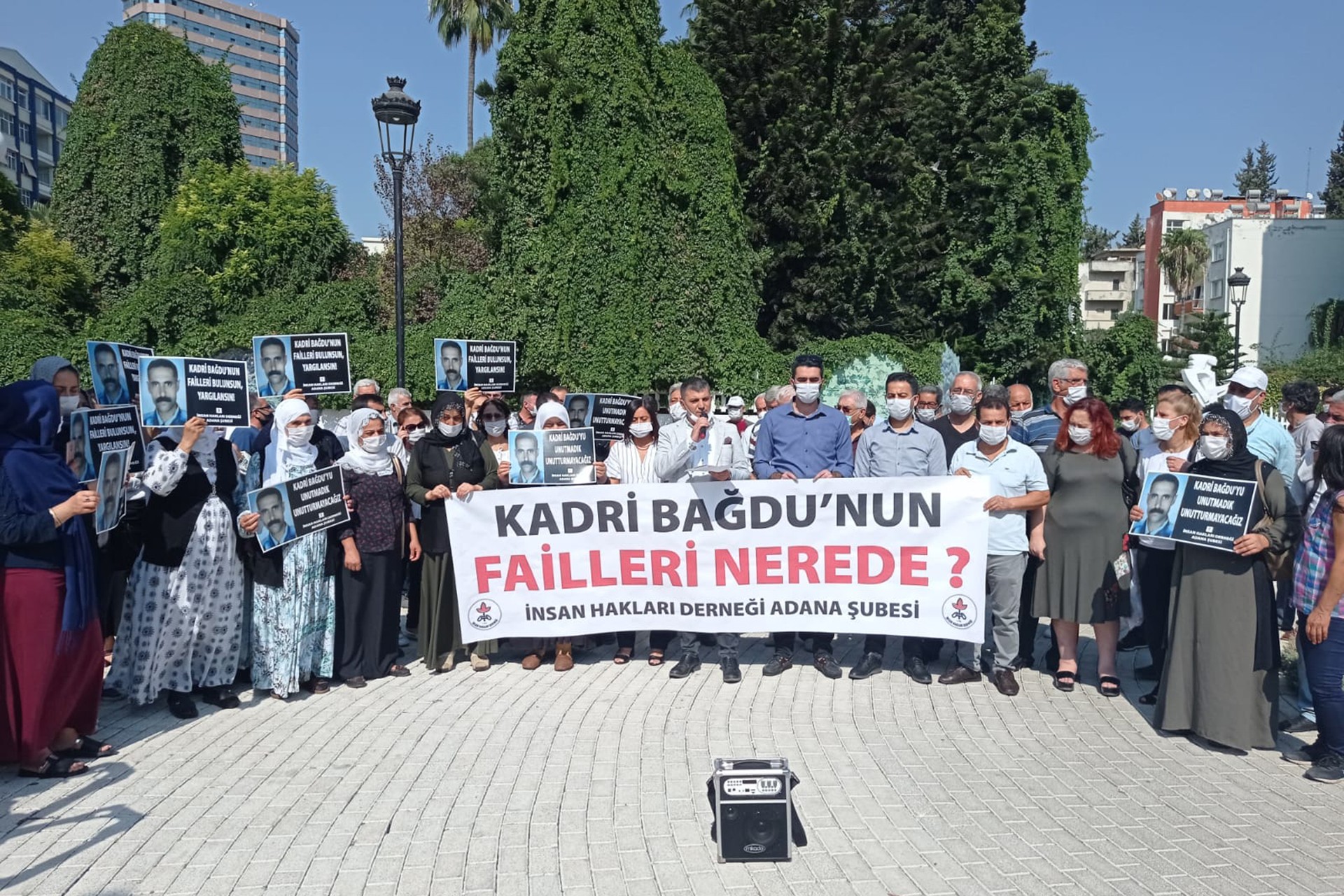 Kadri Bağdu'nun failleri nerede yazılı pankart ve anmaya katılanlar 