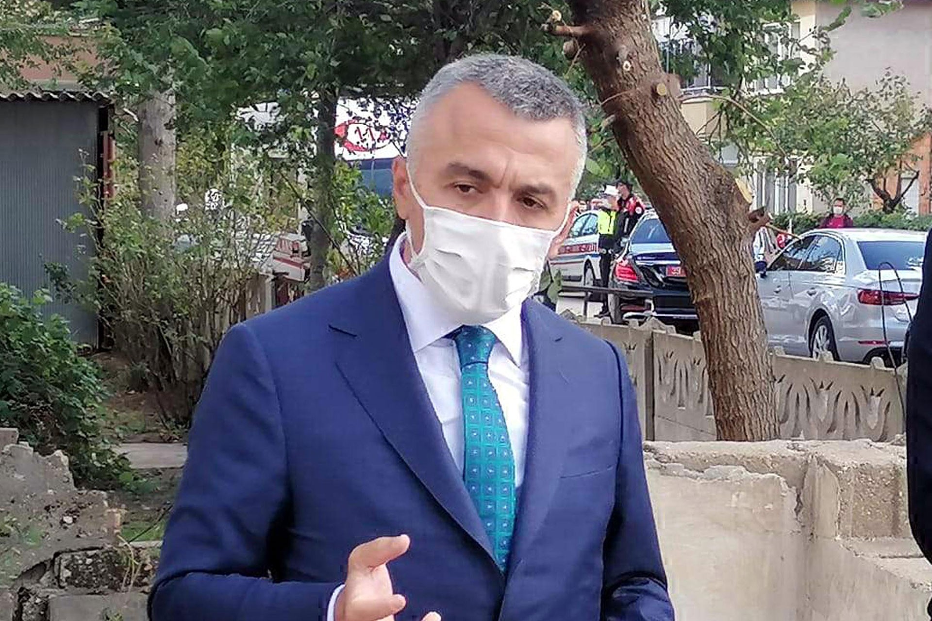 Osman Bilgin, yüzünde maske var