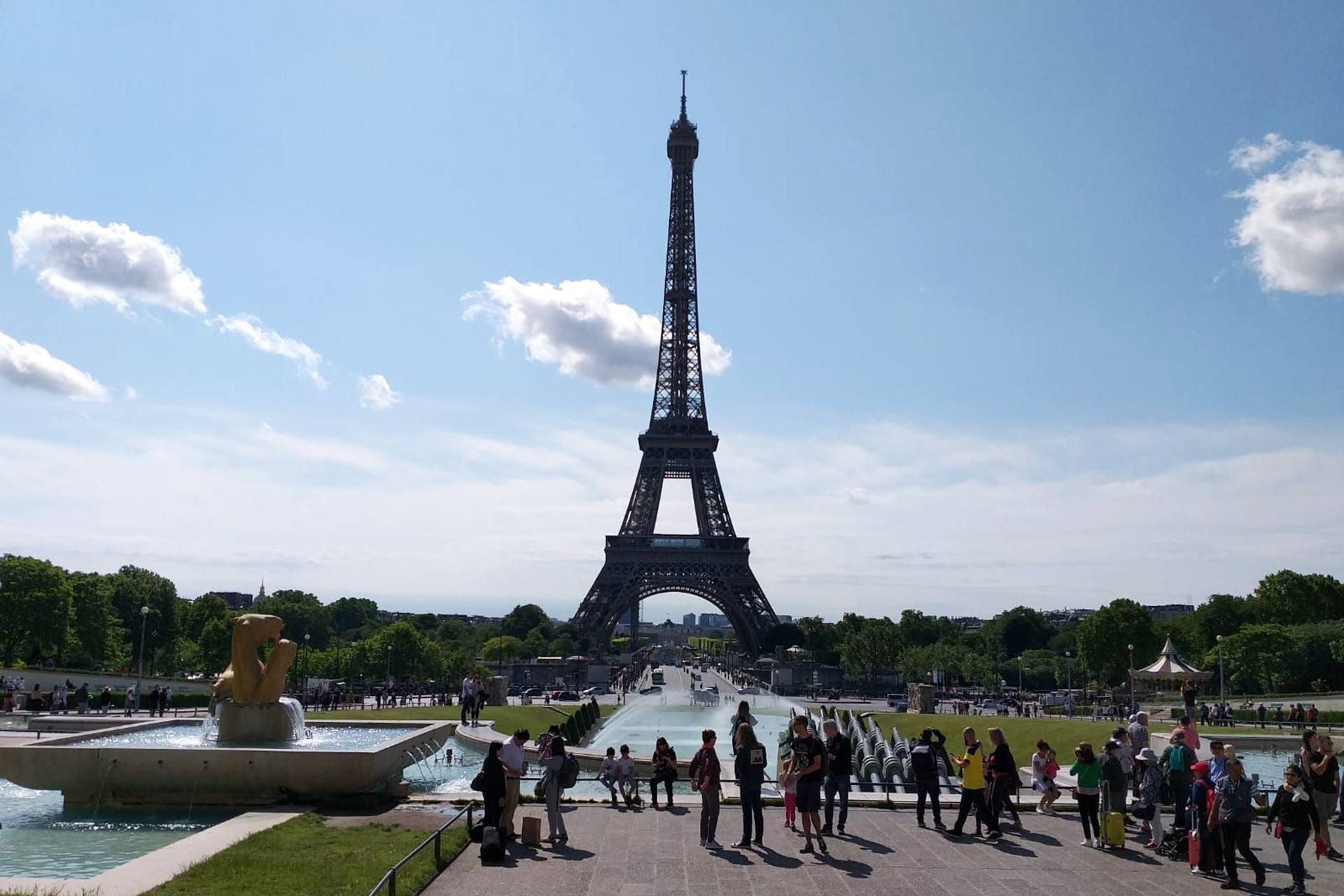 Fransa'nın başkenti Paris'te bulunan Eyfel Kulesi'nin bir fotoğrafı.