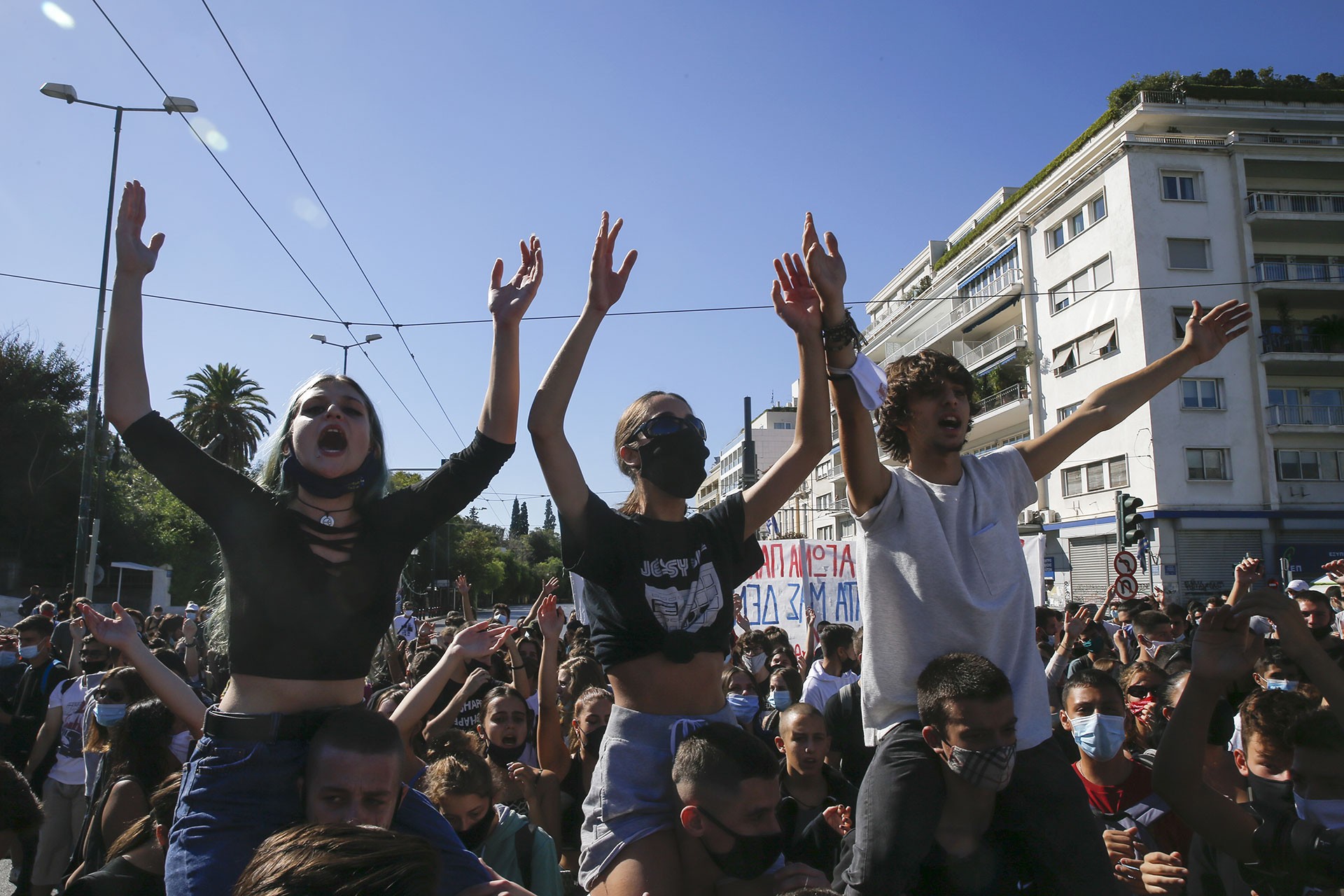 Çok sayıda kişi grev yürüyüşünde