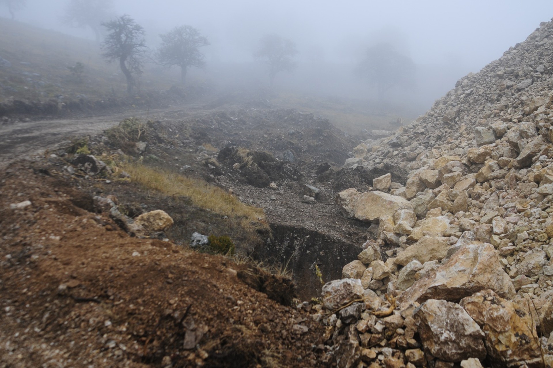 Sakarya Geyve'deki Kılıçkaya Tepesi'nde yapılan rüzgar enerjisi santrallerine karşı yöre halkının tepkisi sürüyor.