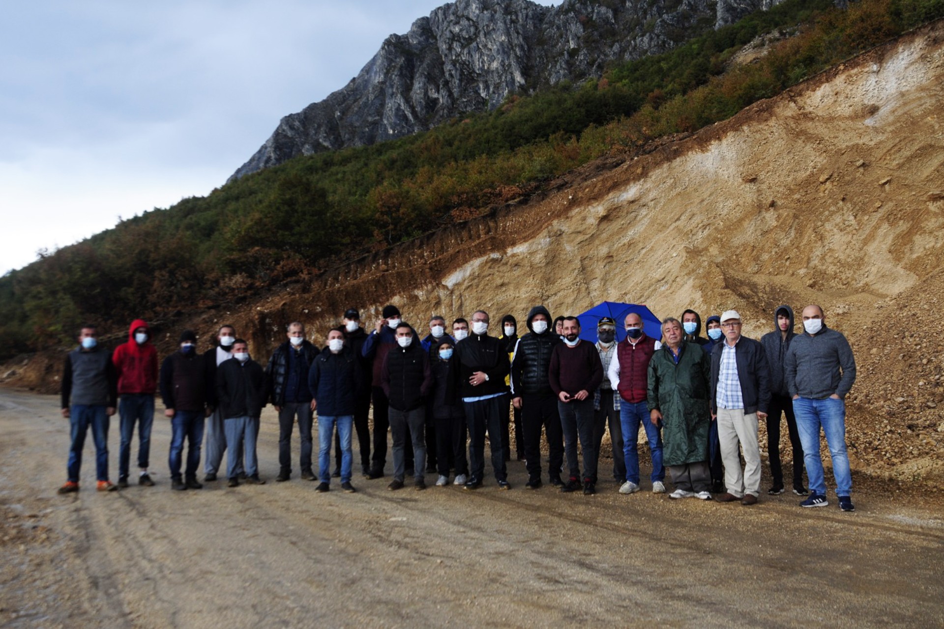 Sakarya Geyve'deki Kılıçkaya Tepesi'nde yapılan rüzgar enerjisi santrallerine karşı yöre halkının tepkisi sürüyor.