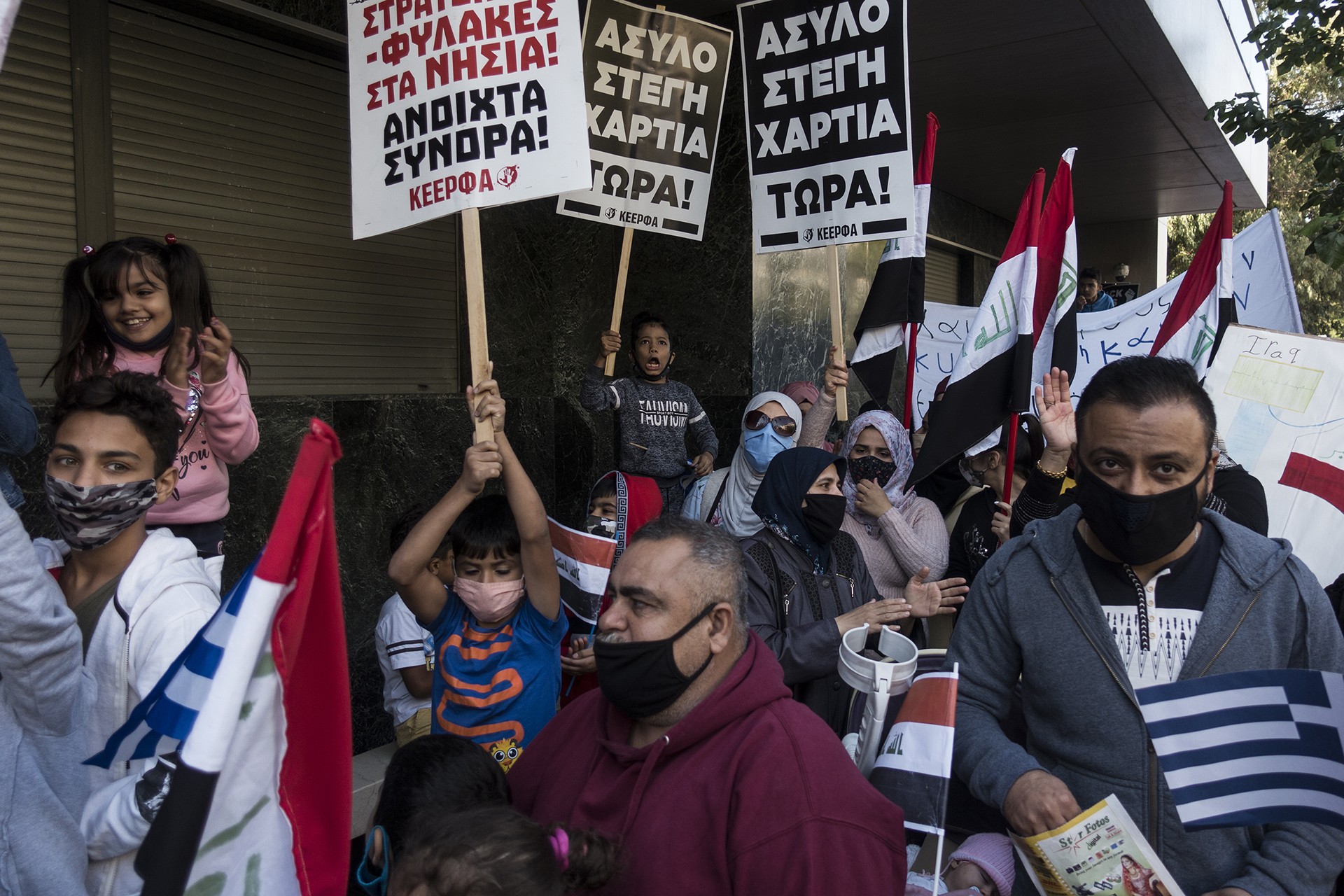 Yunanistan'ın başkenti Atina'da yaşayan mülteciler, yaşam koşullarının iyileştirilmesi talebiyle AB ofislerinin bulunduğu binanın önünde gösteri düzenledi.