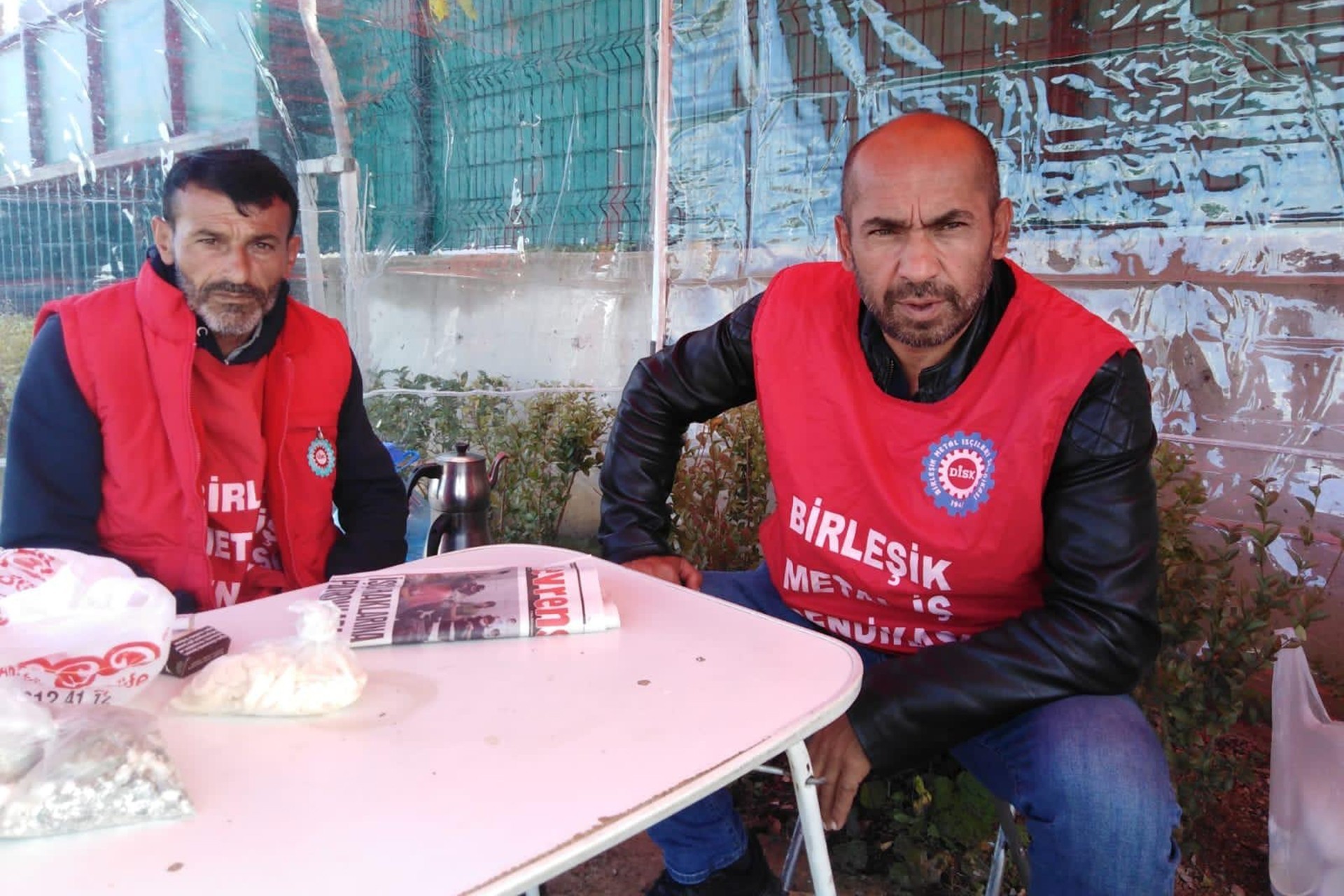 Sendikalı olarak işlerine geri dönmek için direnişlerini sürdüren Dilovası Özer Elektrik işçileri.