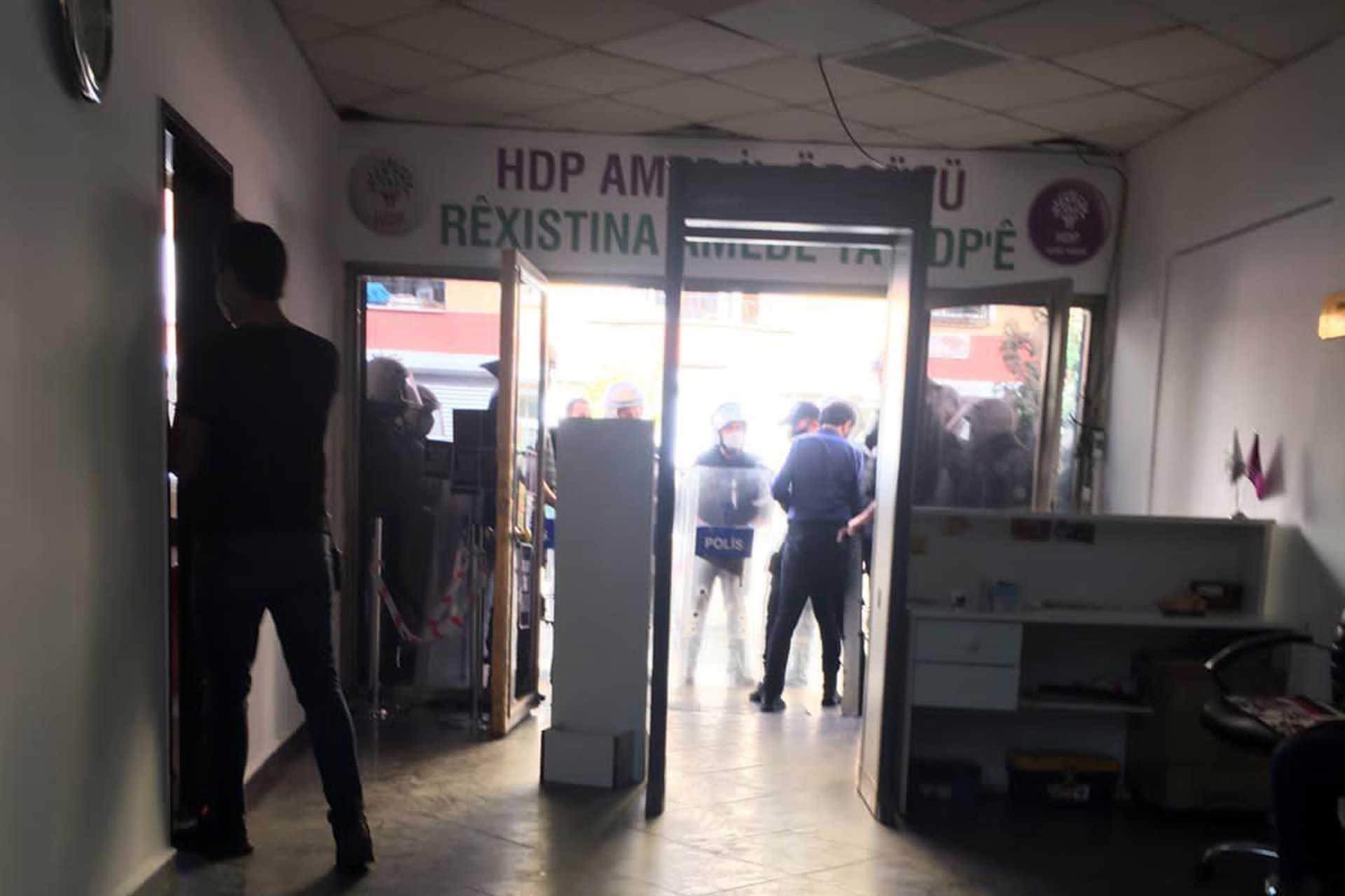 HDP binasının girişinde polisler