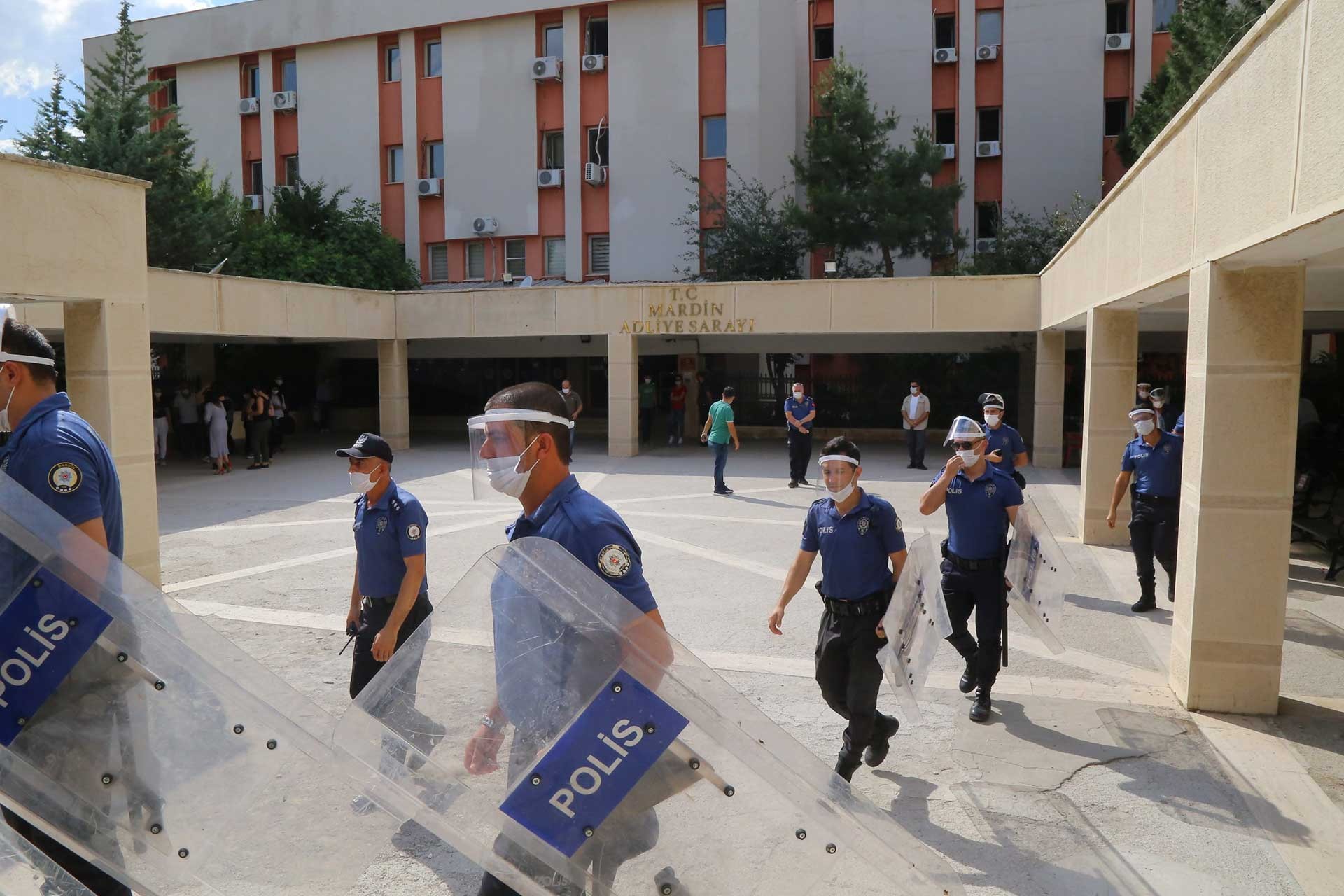 Mardin Adliye Sarayı önünde polisler