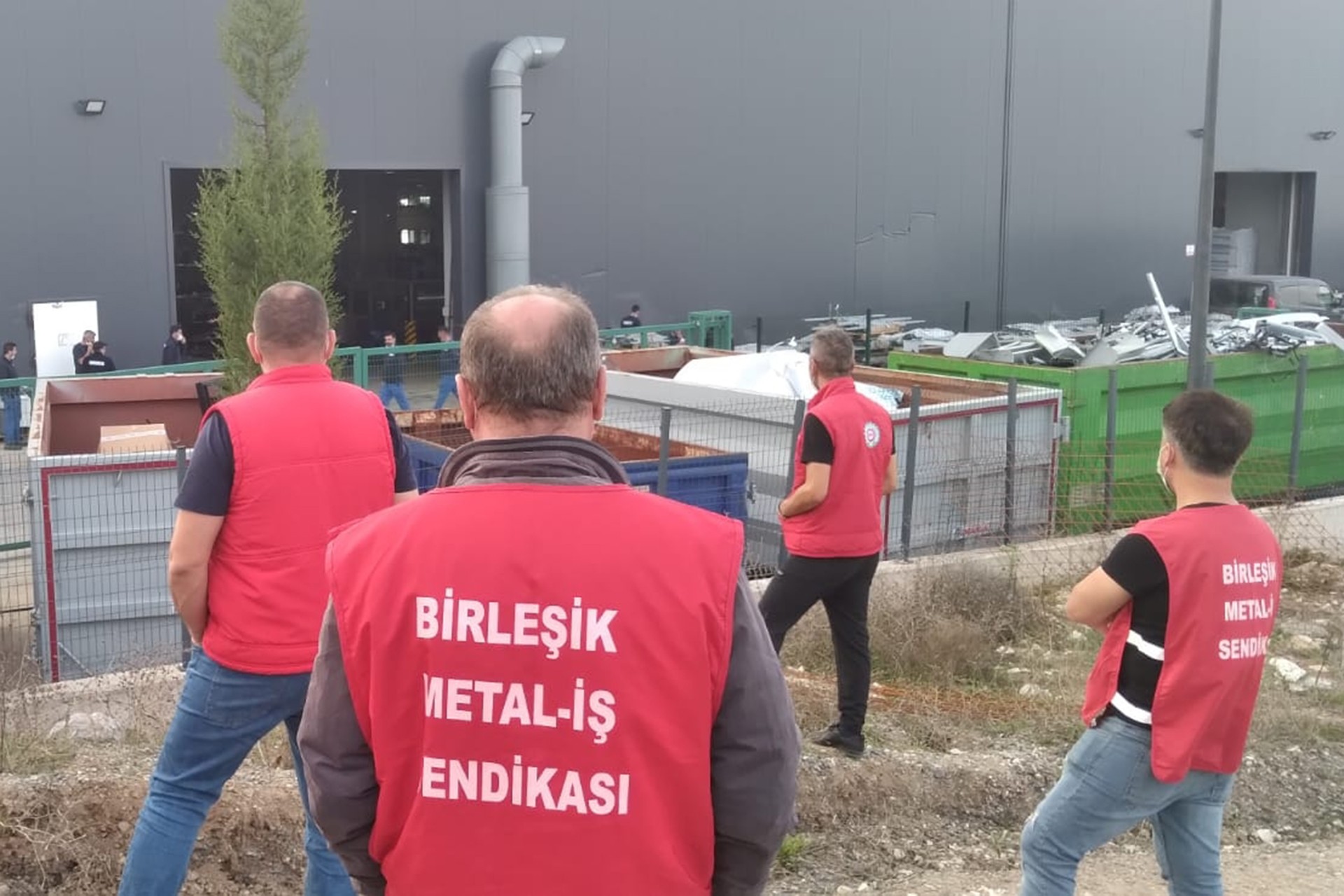 Birleşik Metal-İş sendikasına üye oldukları için zorla ücretsiz izne çıkarılan Dilovası Systemair HSK işçilerinin direnişi sürüyor.