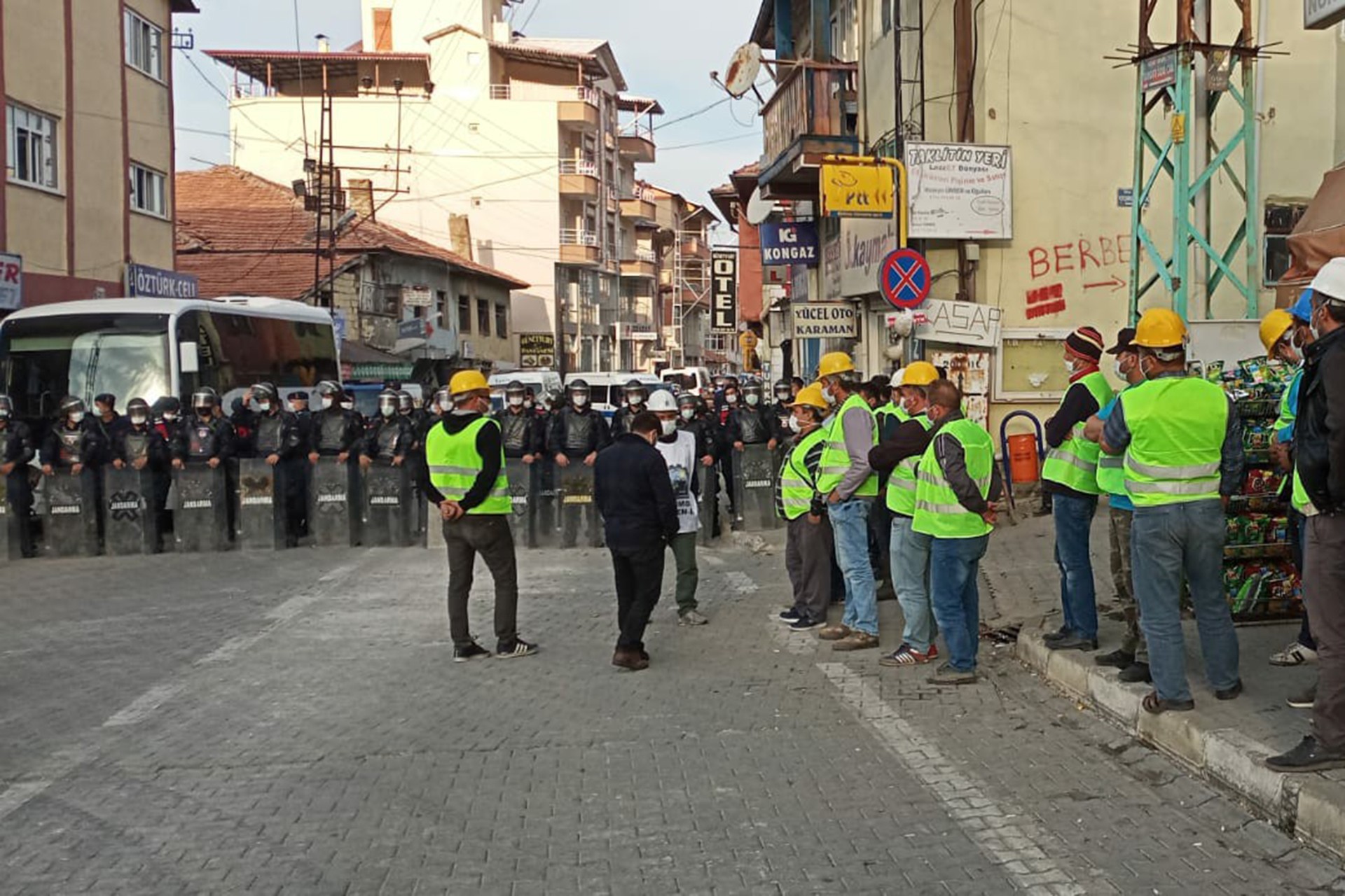 Maden işçileri jandarma barikatı önünde bekliyor