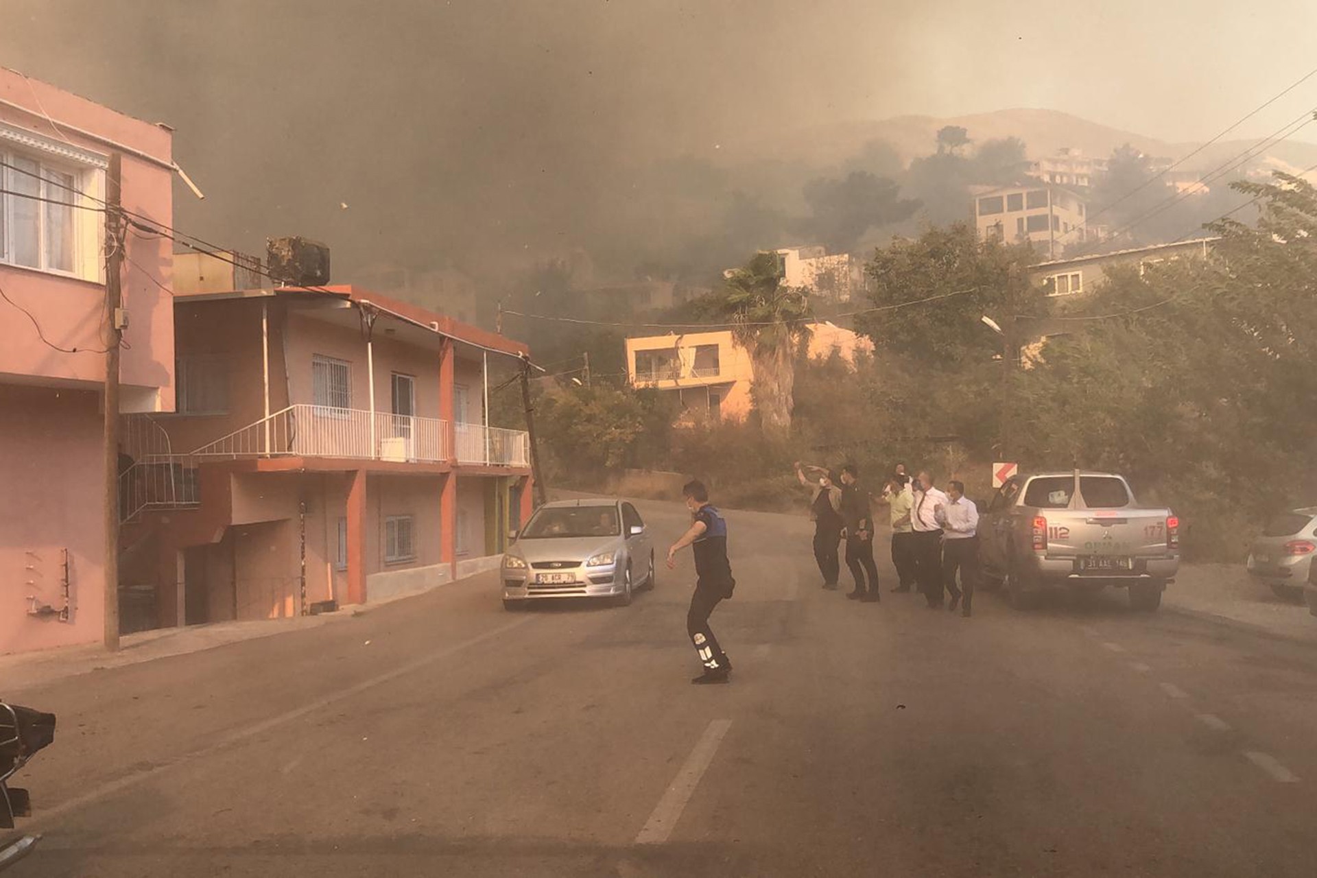 Hatay'ın İskenderun ilçesinde çıkan orman yangını yerleşim yerlerine yaklaştı.