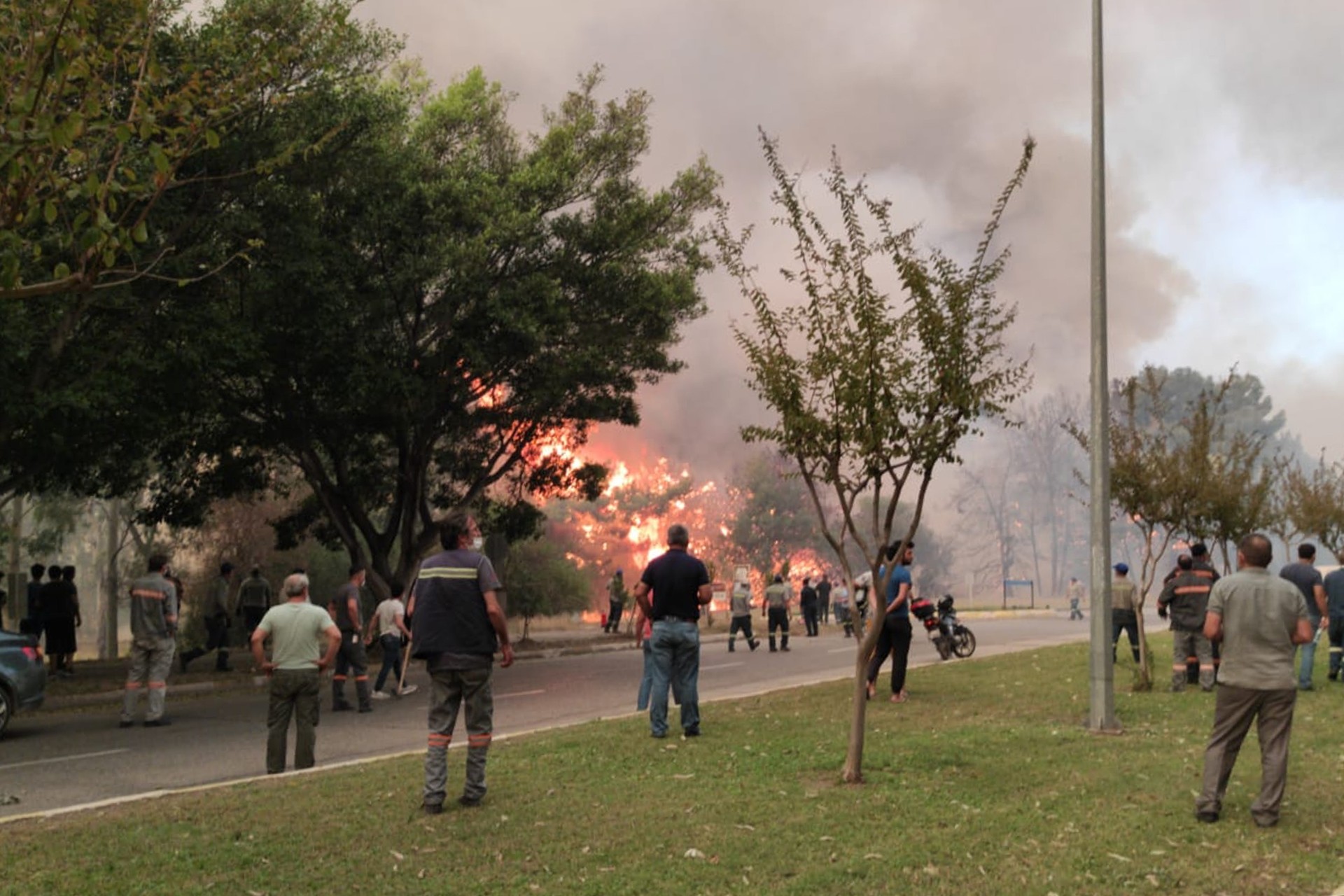 İskenderun Demir Çelik AŞ lojmanlarının bulunduğu binada yangın çıktı.