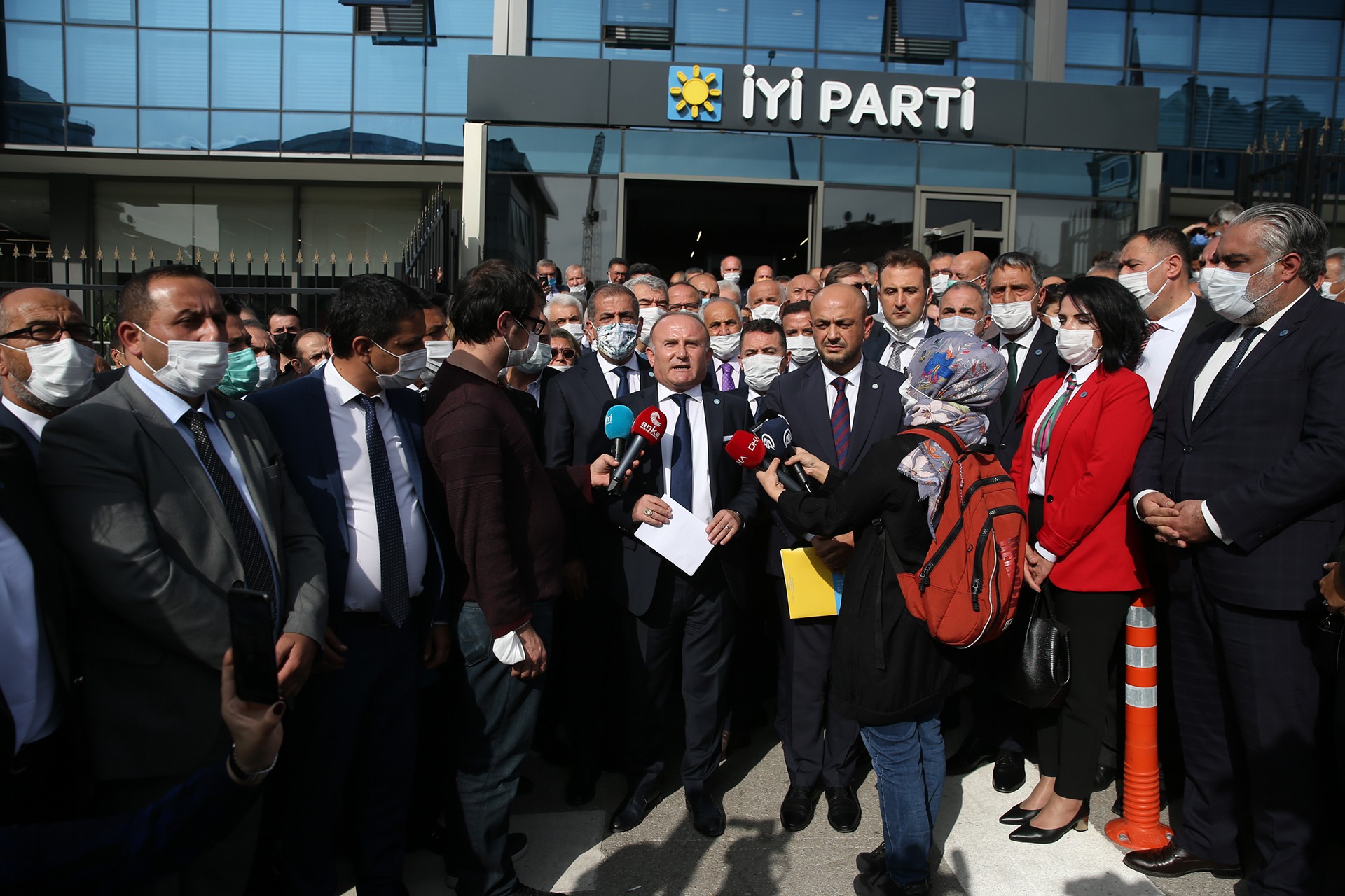 İYİ Parti'nin 81 il başkanı, İstanbul Milletvekili Ümit Özdağ'ın ihracı için genel merkeze dilekçe verdi.