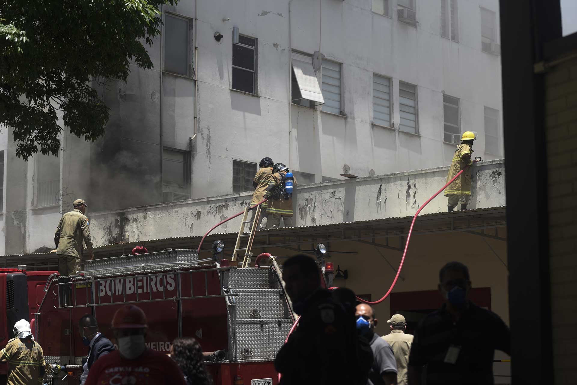  Rio de Janeiro şehrindeki hastanede çıkan yangına müdahale ediliyor