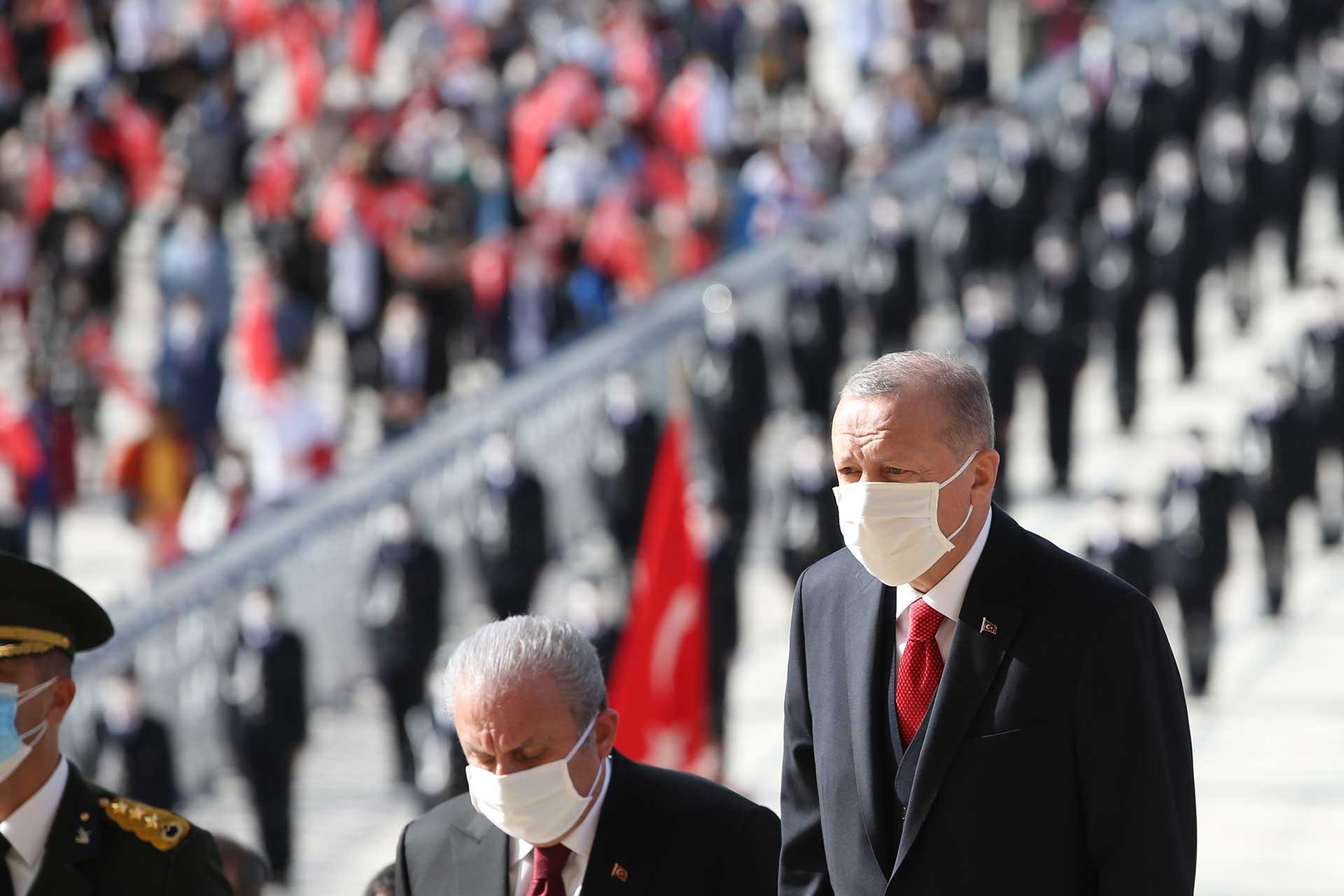 Erdoğan, 29 Ekim töreninde alkış ekibinin destekleri eşliğinde Anıtkabir'e yürürken