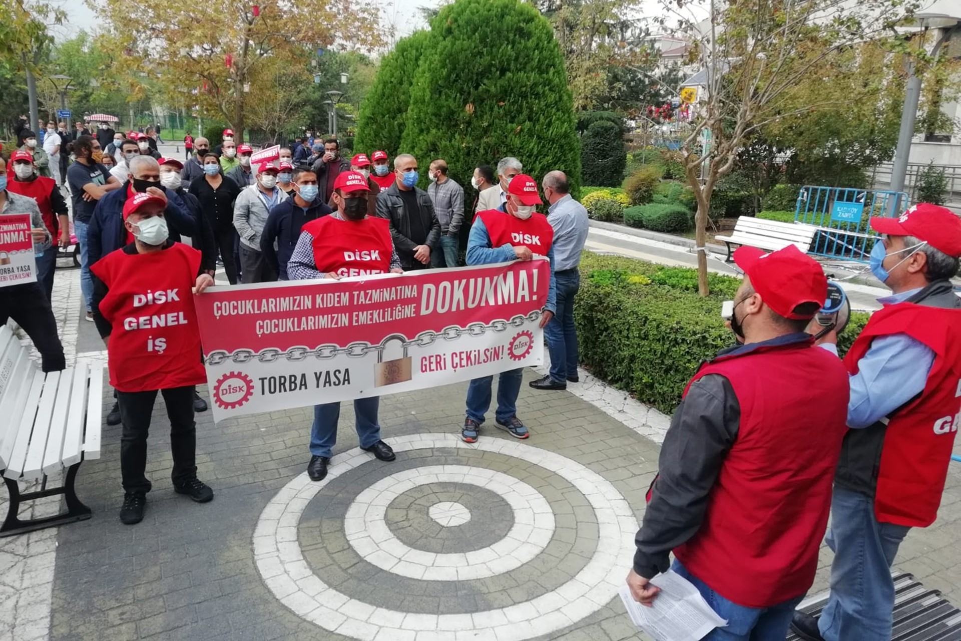 Kadıköy Belediyesi önünde basın açıklaması yapan DİSK Genel-İş üyesi işçiler, kıdem tazminatının gasbına karşı çıktı.