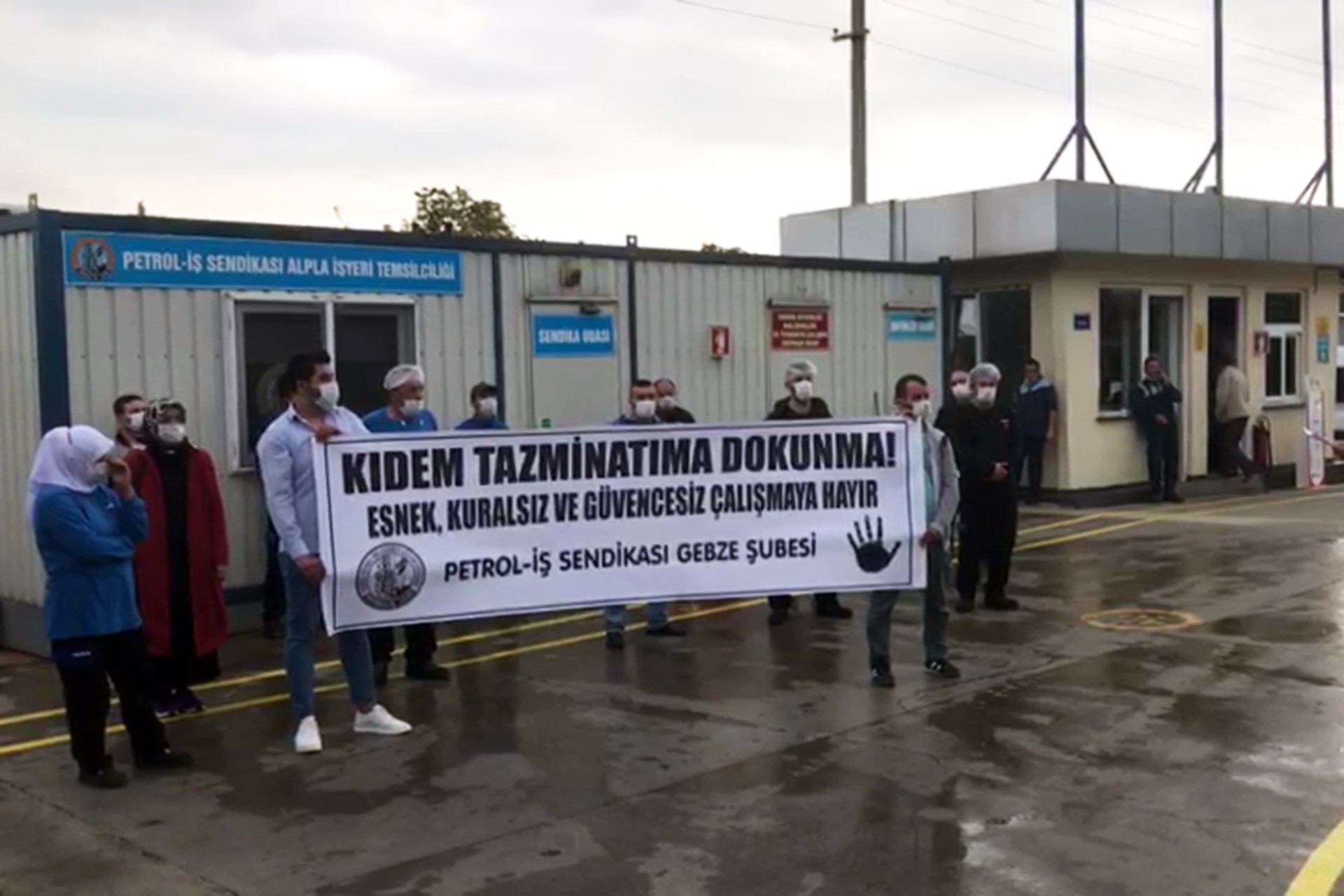 Petrol-İş Gebze Şubesinin örgütlü olduğu fabrikalarda işçiler, hükümetin saldırılarına karşı eylem düzenledi.