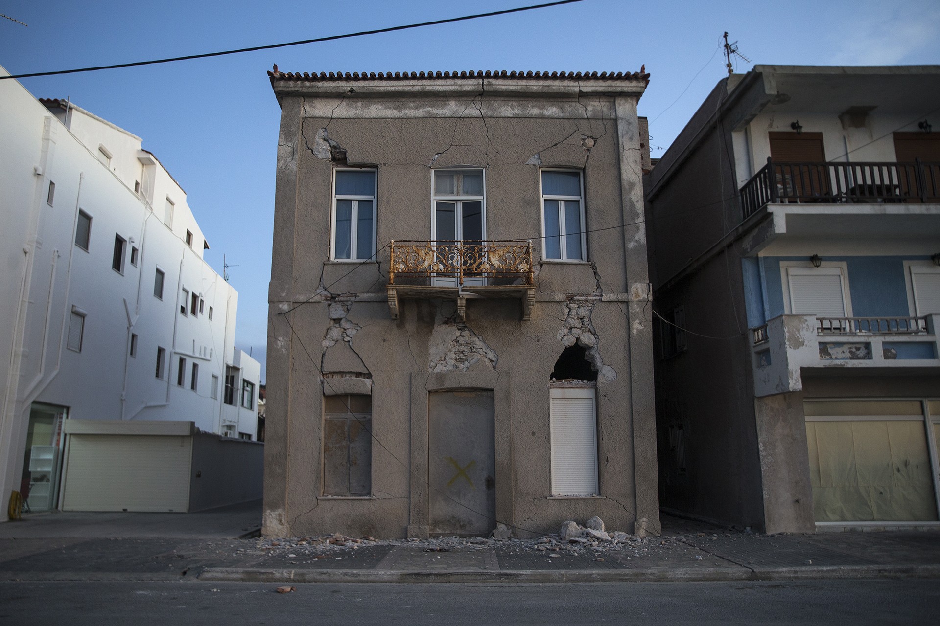 Ege Denizi'nde meydana gelen depremi şiddetli şekilde hisseden Samos Adası'nda çok sayıda yapı ağır hasar aldı.