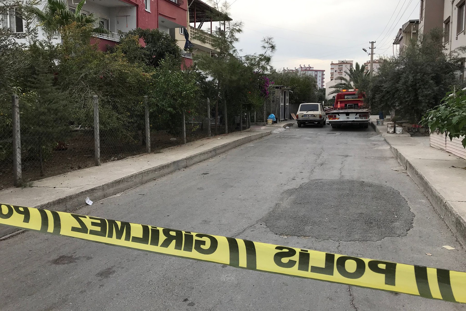 Mersin Tarsus'ta boşanma aşamasında olduğu kadını ve iki akrabasını tabancayla vurarak öldüren zanlı, aynı silahla intihar etti.