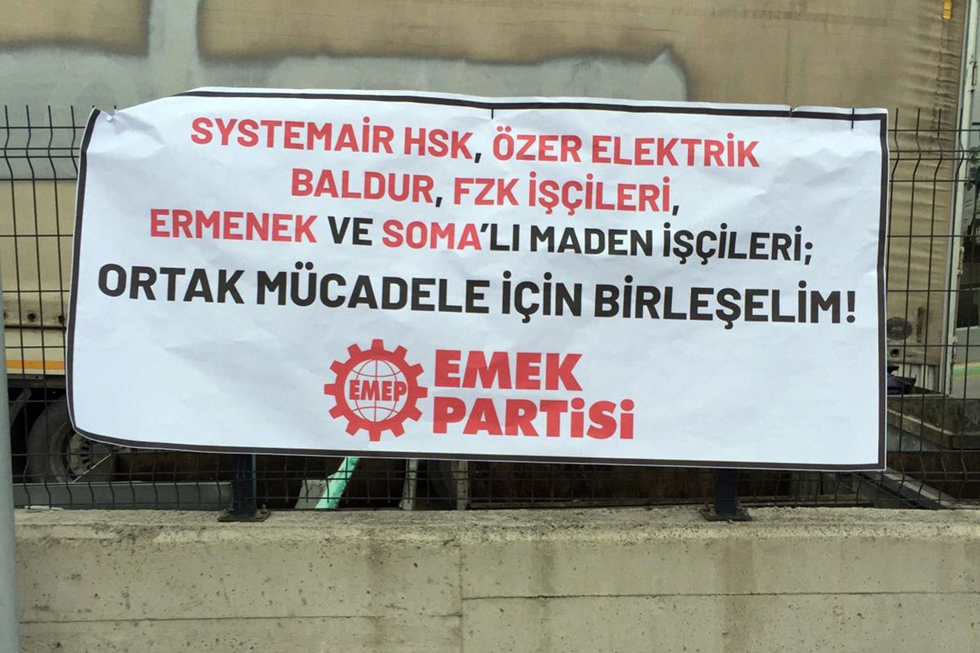 DİSK Genel Başkanı Arzu Çerkezoğlu, Birleşik Metal-İş'e üye oldukları için ücretsiz izne zorlanan ve fabrika önünde direnişte olan Dilovası Systemair HSK işçilerini ziyaret etti.