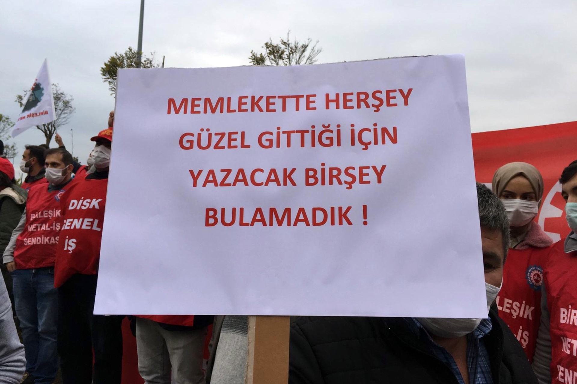 DİSK Genel Başkanı Arzu Çerkezoğlu, Birleşik Metal-İş'e üye oldukları için ücretsiz izne zorlanan ve fabrika önünde direnişte olan Dilovası Systemair HSK işçilerini ziyaret etti.