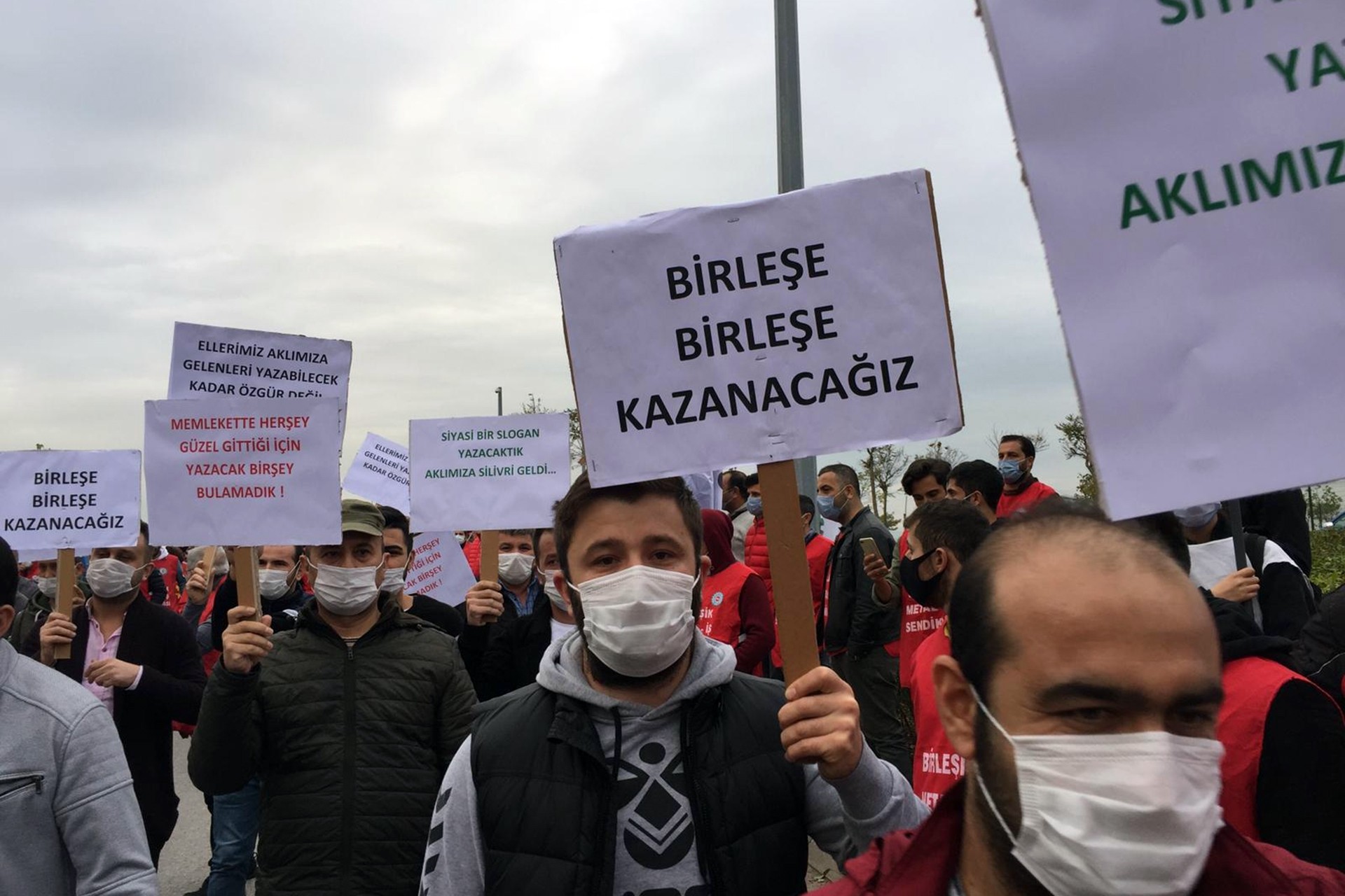 DİSK Genel Başkanı Arzu Çerkezoğlu, Birleşik Metal-İş'e üye oldukları için ücretsiz izne zorlanan ve fabrika önünde direnişte olan Dilovası Systemair HSK işçilerini ziyaret etti.