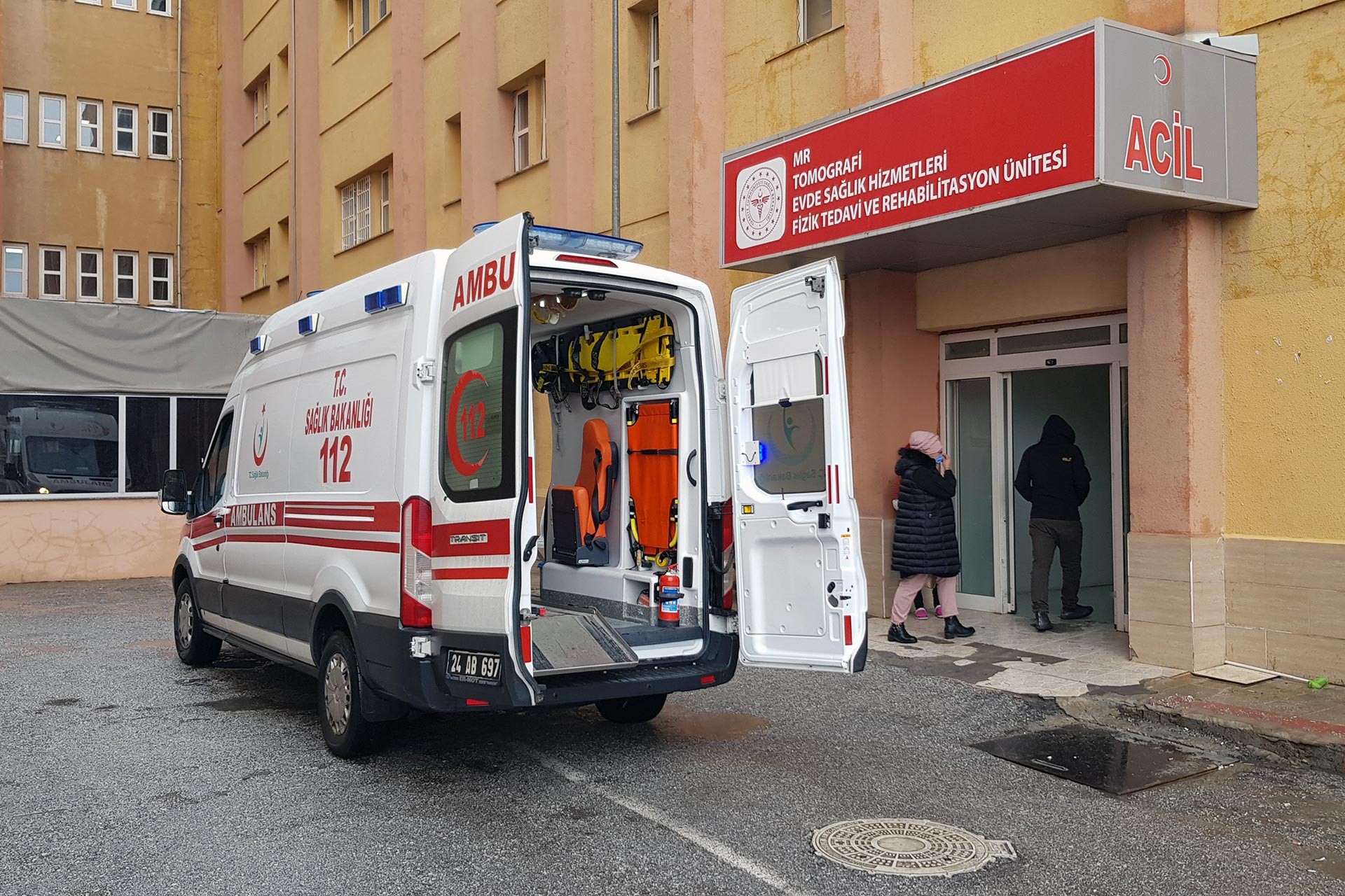 Hastane önündeki ambulans