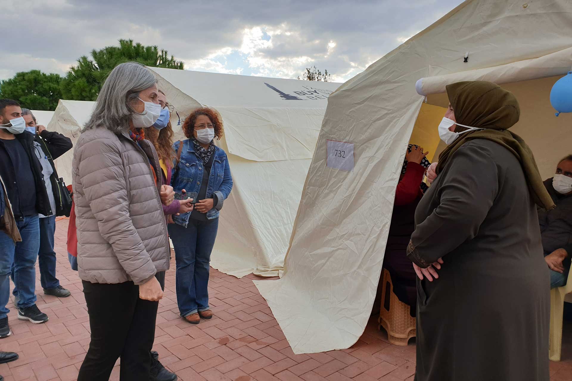 EMEP Genel Başkanı Selma Gürkan ve beraberindeki heyet, İzmir'de depremzedeleri ziyaret etti