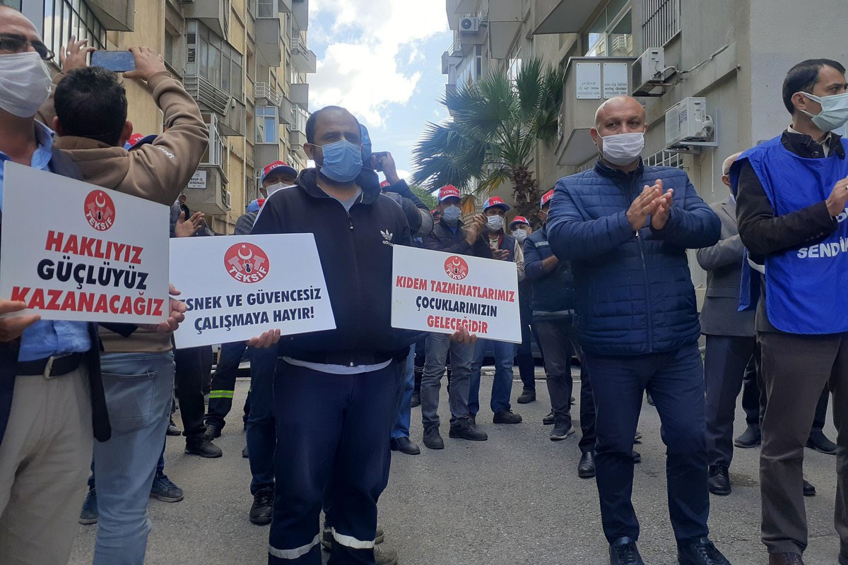 Türk-İş üyesi işçilerin torba yasaya karşı eylemi. Ankara genel merkez önü.