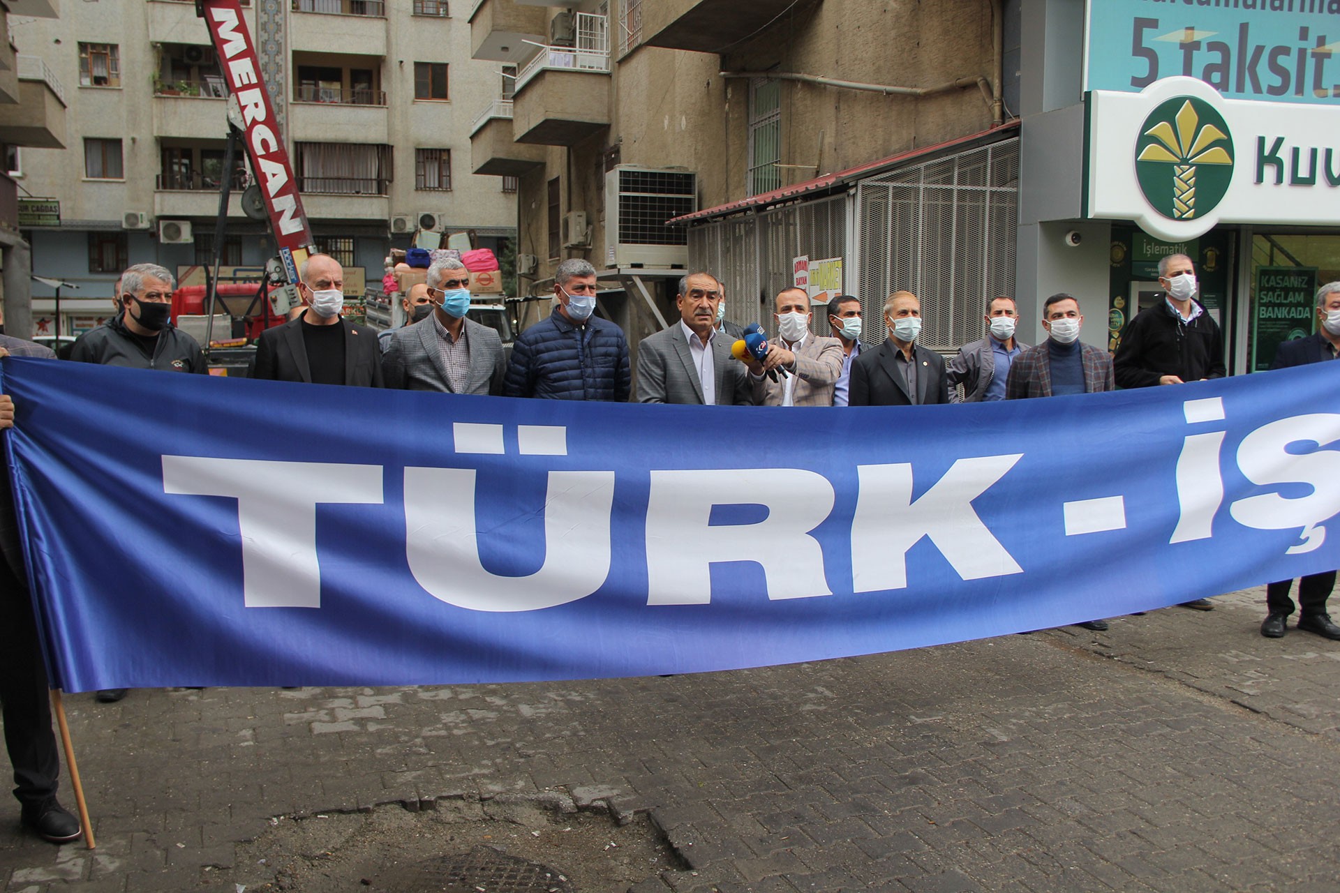 Türk-İş üyesi işçilerin torba yasaya karşı eylemi. Ankara genel merkez önü.