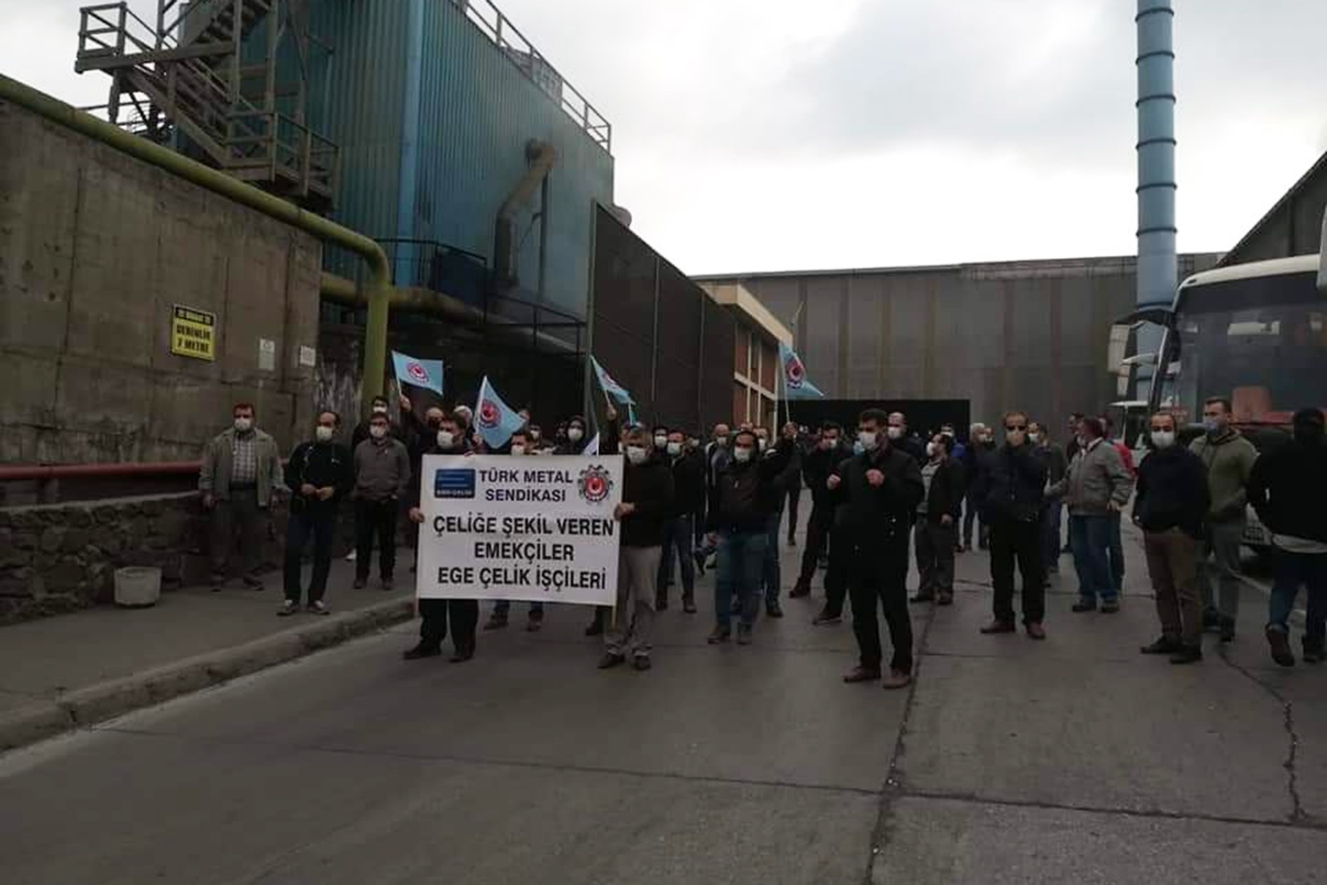 Ege Çelik işçileri fabrikalarında yaptıkları eylemle 'Torba yasaya hayır' dedi