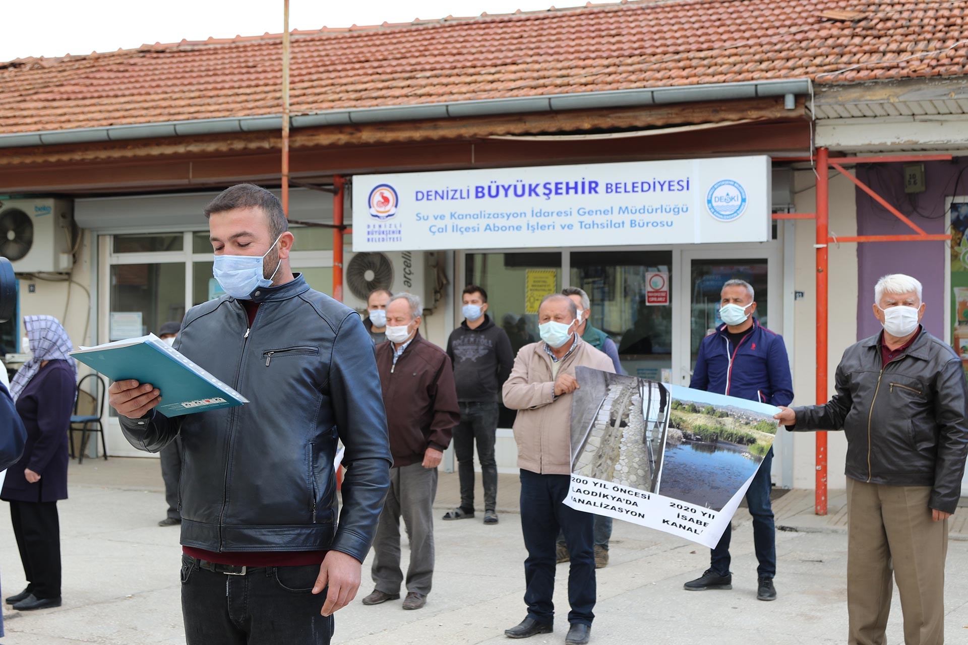 Deniz Arıkan (önde) ve İsabey Mahallesi halkı DESKİ önünde