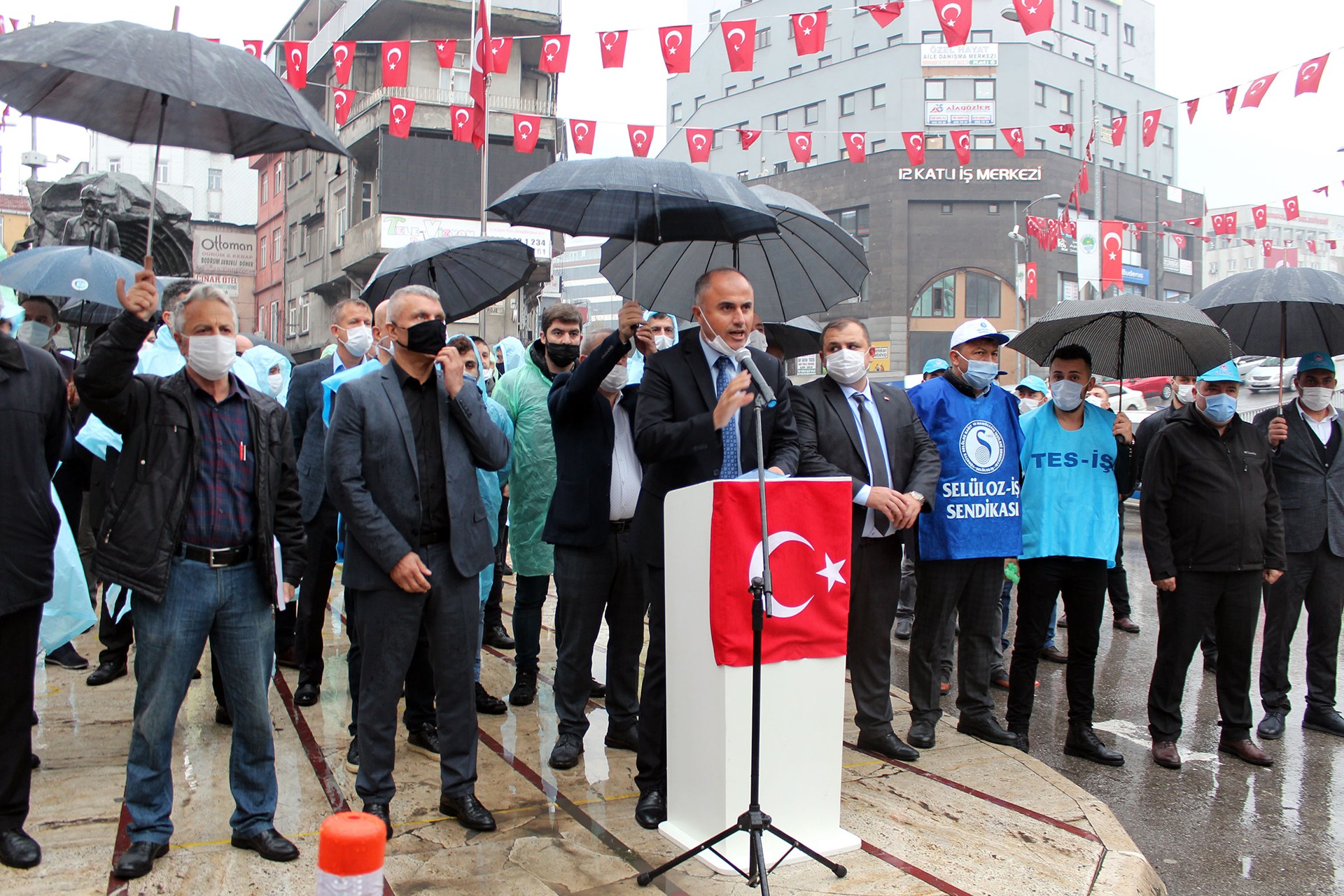 GMİS, Zonguldak'ta Madenci Anıtı önünde yaptığı açıklamayla 'Torba yasayı geri çekin' dedi.