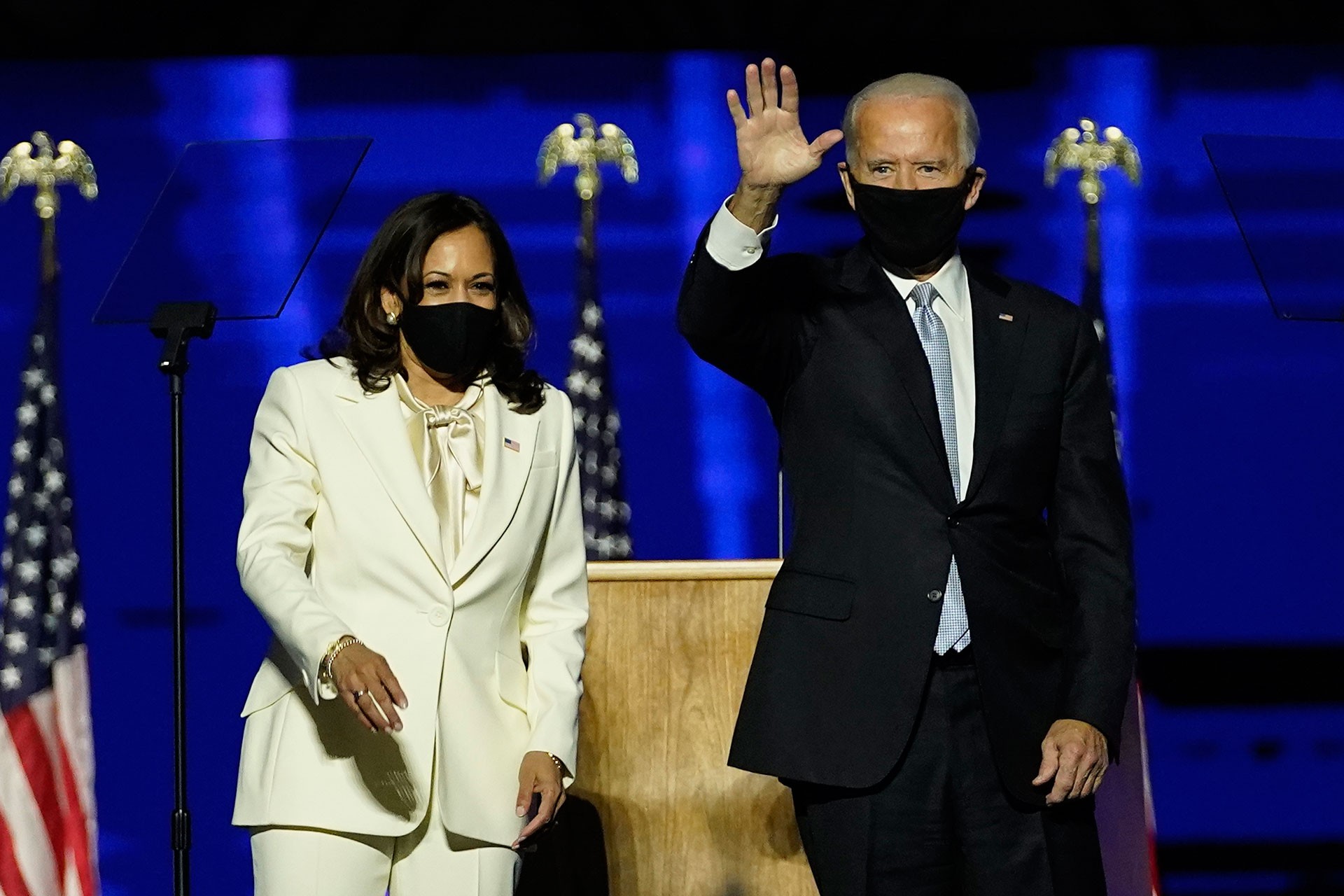 Joe Biden ve yardımcısı Kamala Harris (solda)