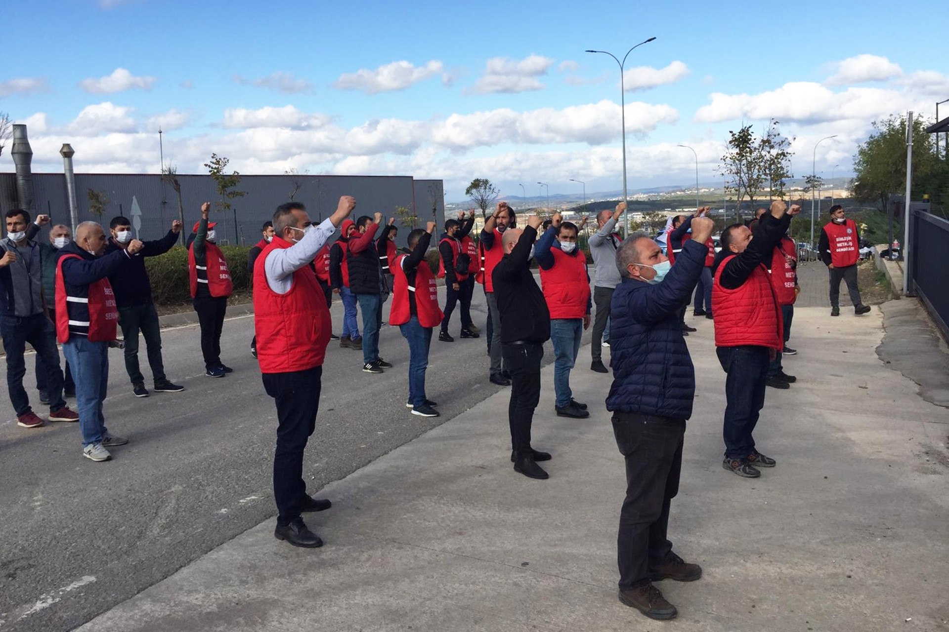 Systemair HSK işçileri fabrika önündeki direnişlerini sürdürüyor.