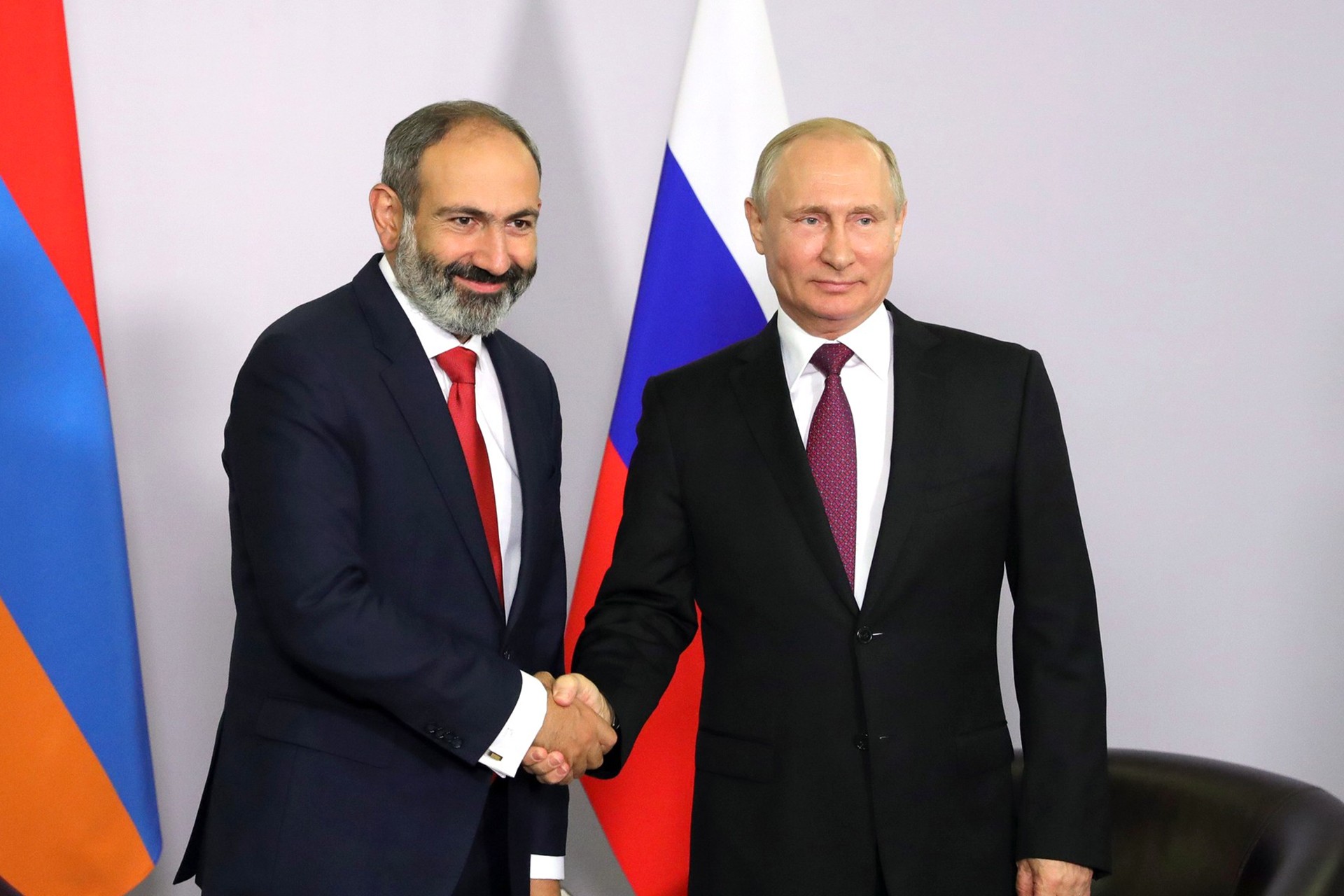 Ermenistan Başbakanı Nikol Paşinyan ve Rusya Devlet Başkanı Vladimir Putin el sıkışırken.