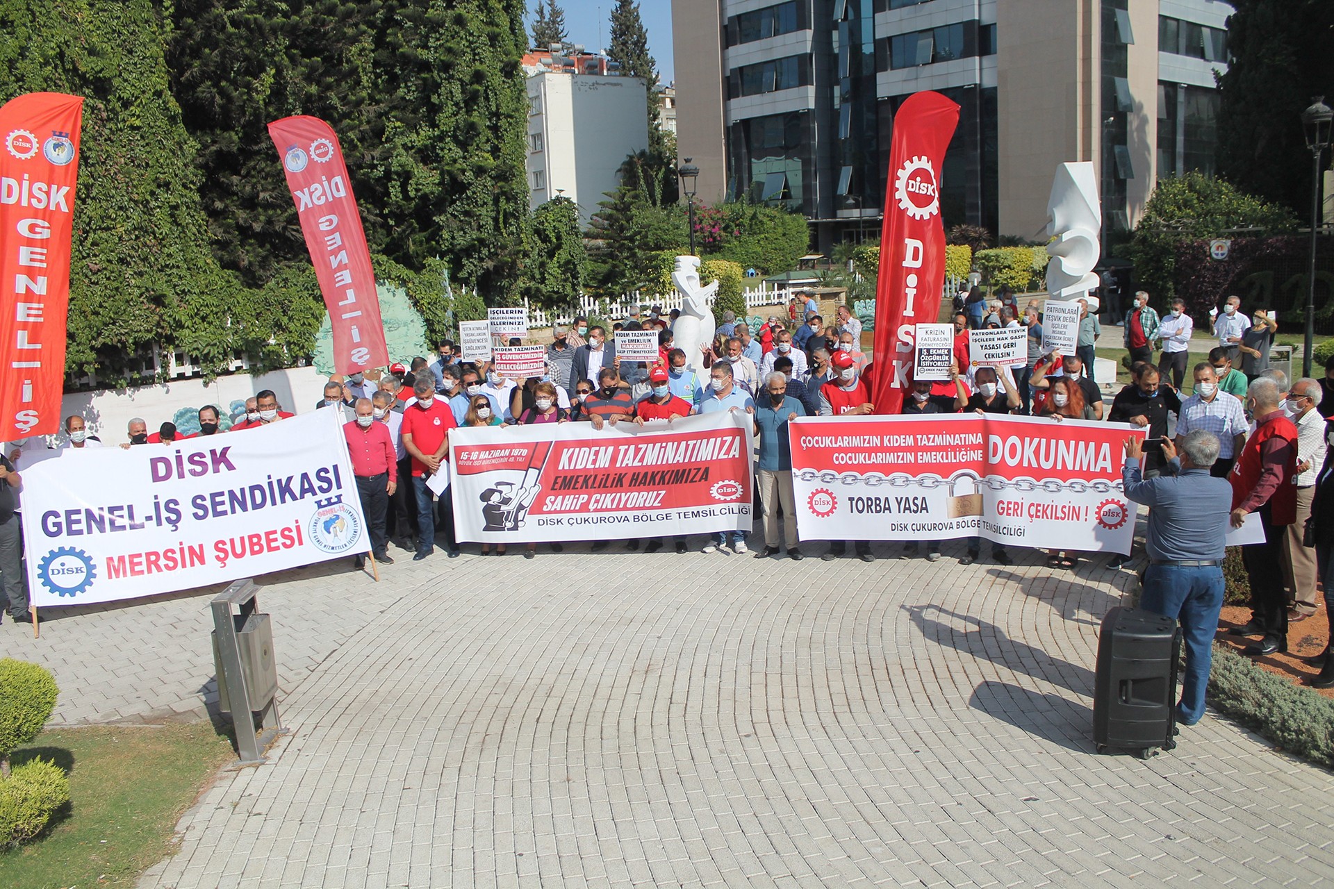 DİSK, Adana'da torba yasanın geri çekilmesi talebiyle eylem yaptı