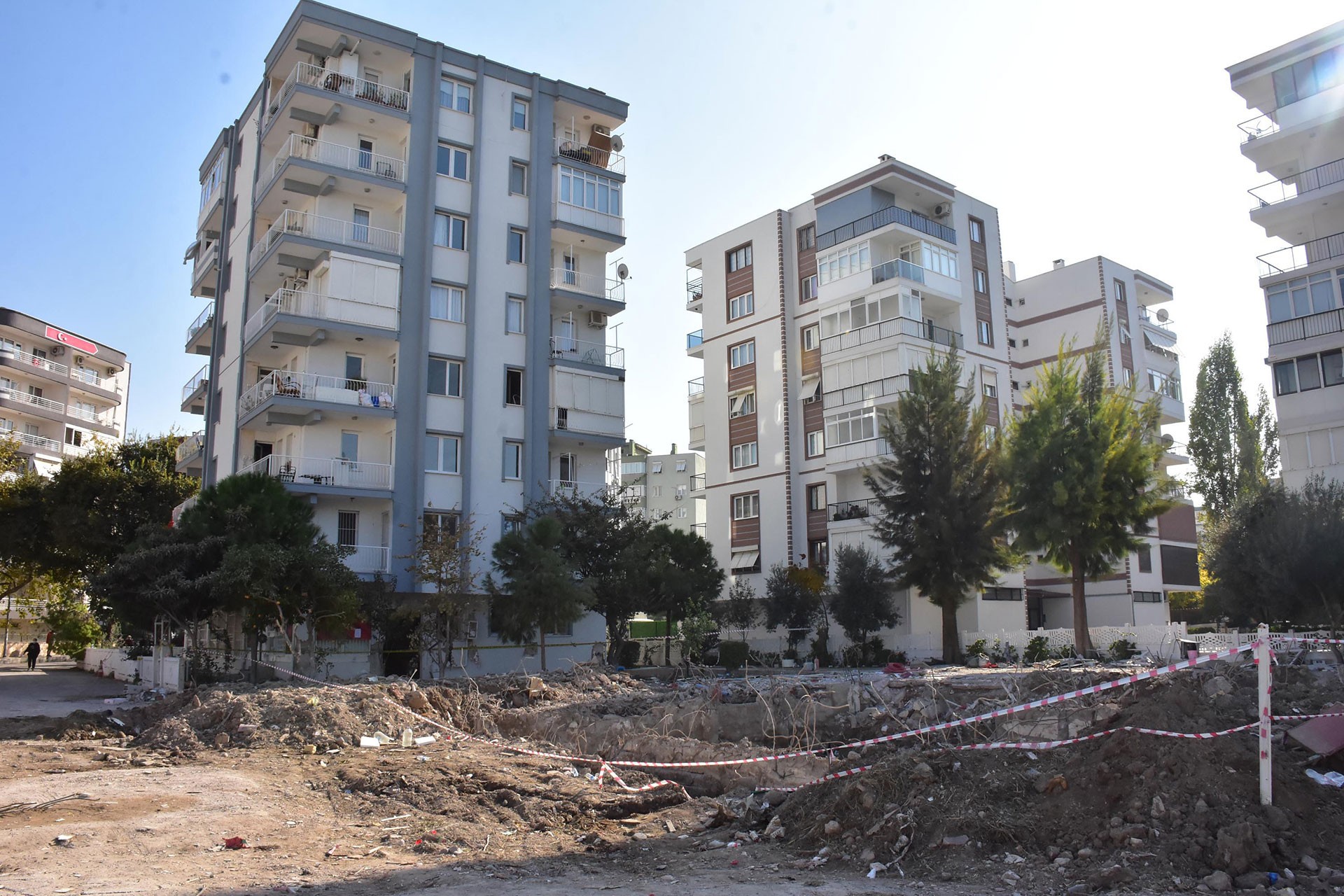 Yağcıoğlu Sitesi'nin yıkılan b blogundan geriye kalanlar (önde)