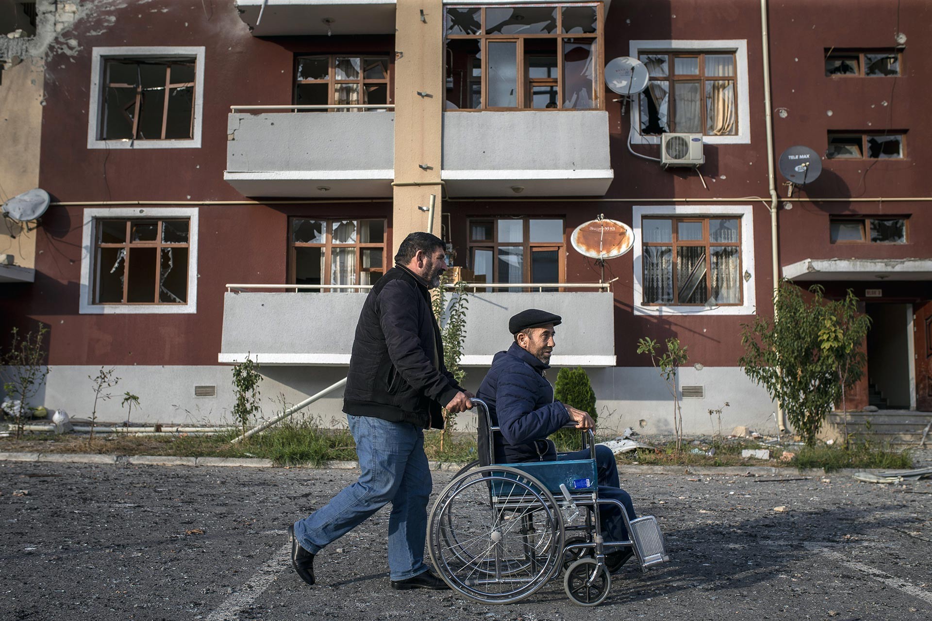 Terter'de çatışmalarda hasar alan bina ve insanlar