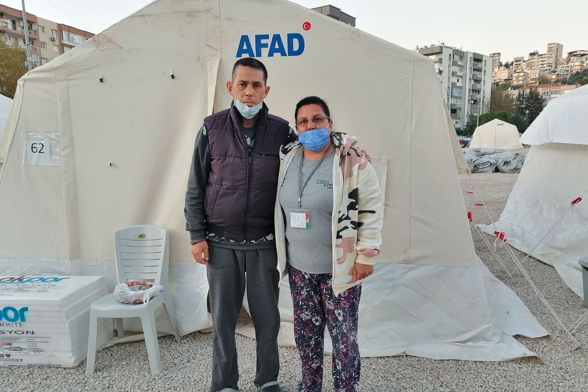 Figen Turanlıgil (sağda) AFAD çadırının önünde kardeşiyle