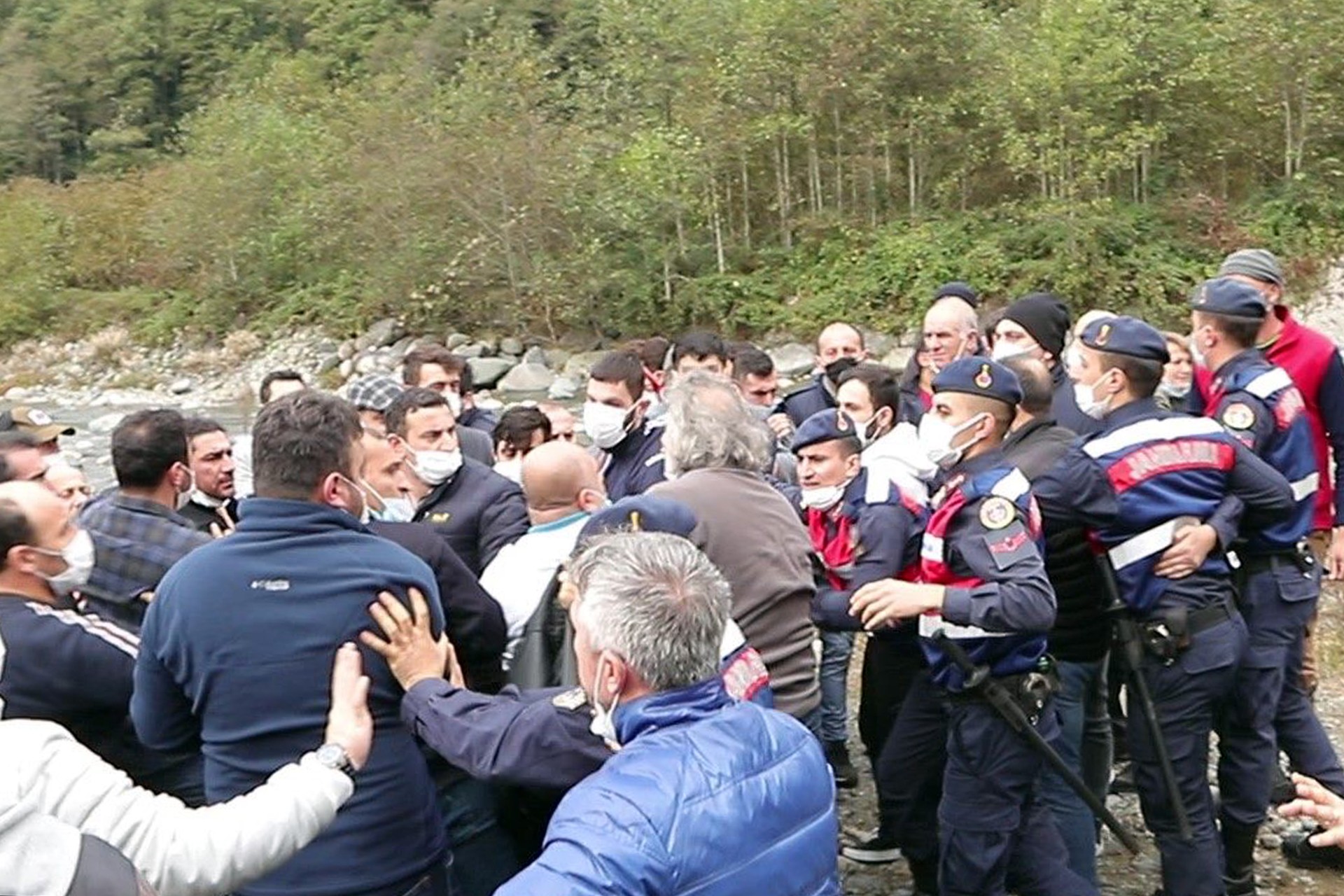 Rize Fındıklı'daki Çağlayan Deresi üzerinde balık çiftliği kurmak isteyen AKP'li Hasan Kuzuoğlu, yaşam alanlarını savunan bölge halkına saldırdı, provokasyon yaratmaya çalıştı.