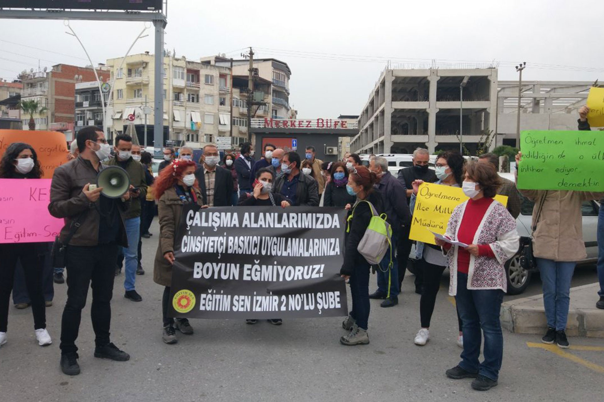 Eğitim Sen İzmir 2 No’lu Şube İlçe Milli Eğitim Müdürlüğü önünde basın açıklaması yaptı. 