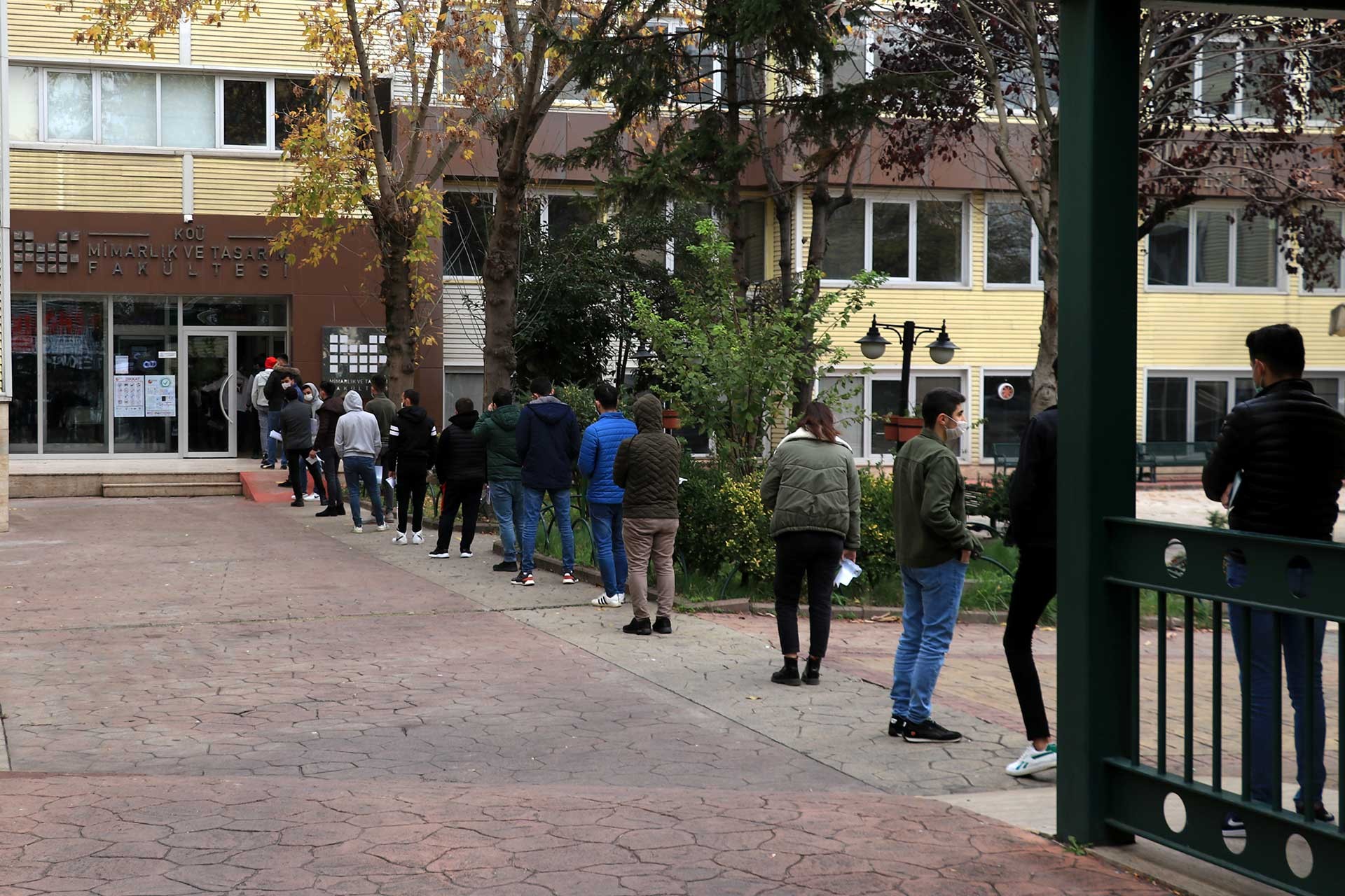 Mimarlık fakültesi binası önünde sınava girmek için bekleyenlerin oluşturduğu sıra