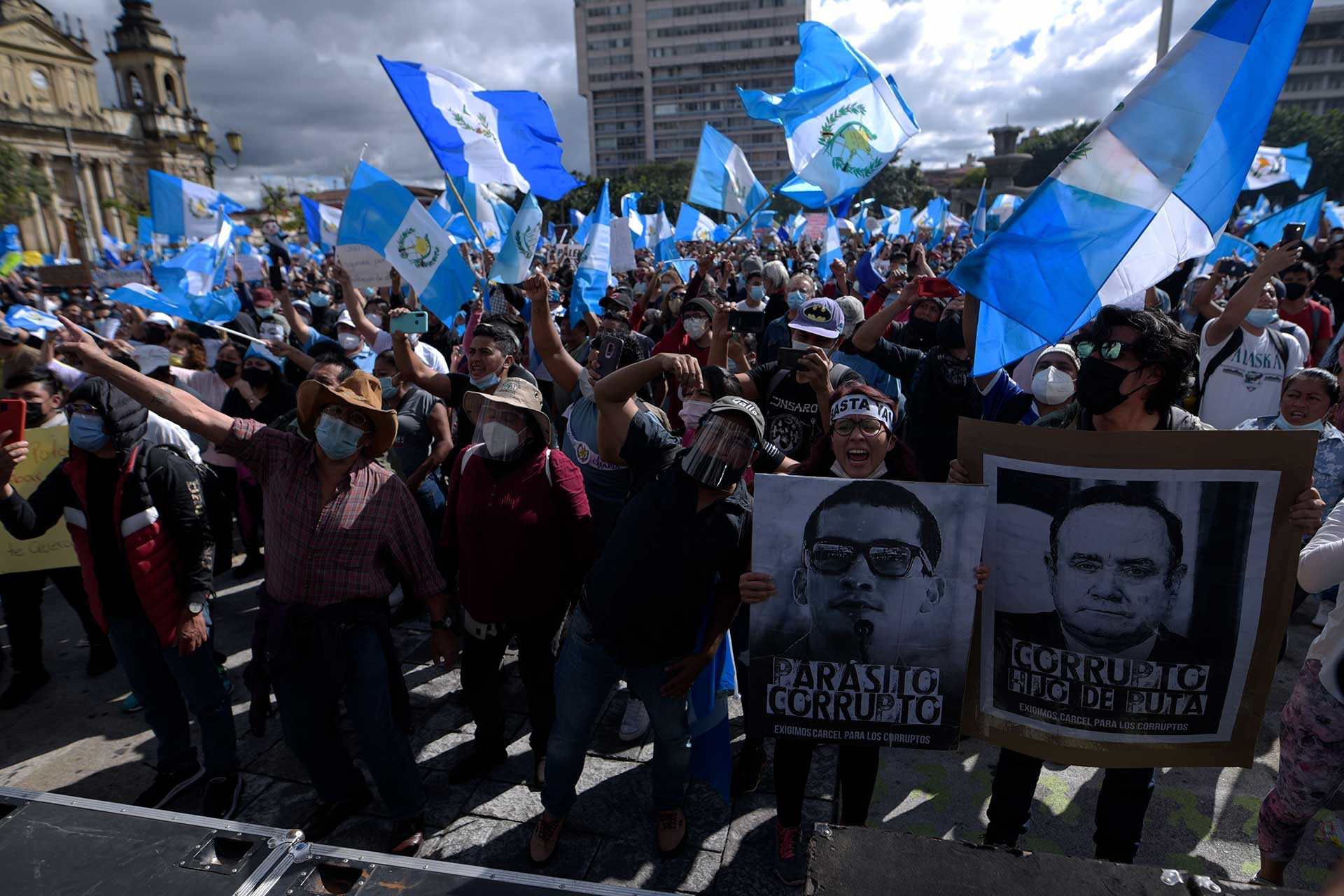 Guatemala'da 2021 bütçesini protesto eden insanlar