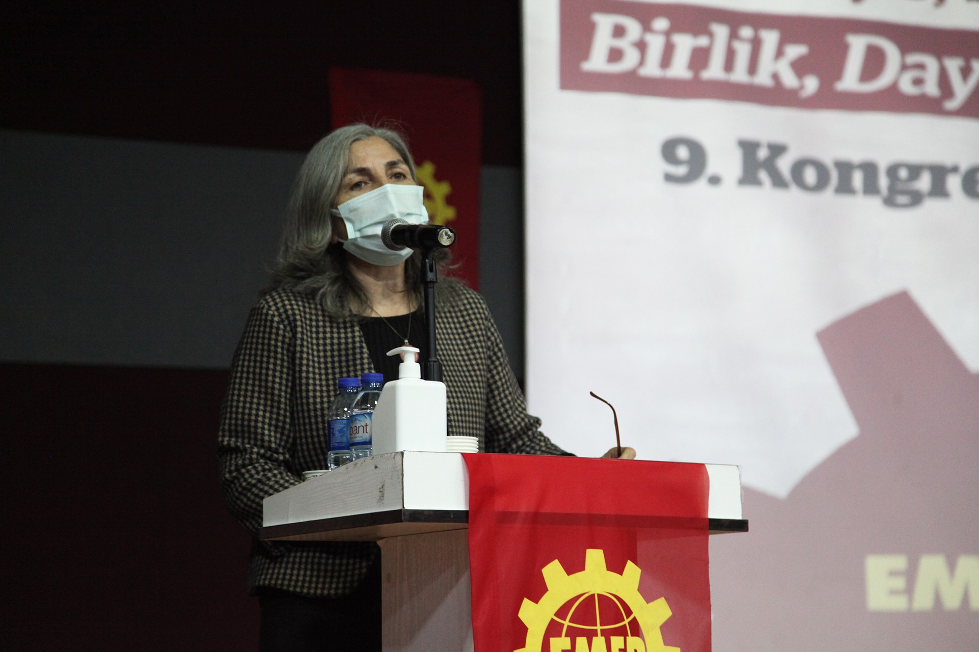 Selma Gürkan, Emek Partisinin 9'uncu olağan kongresinde konuşmasını yaparken.