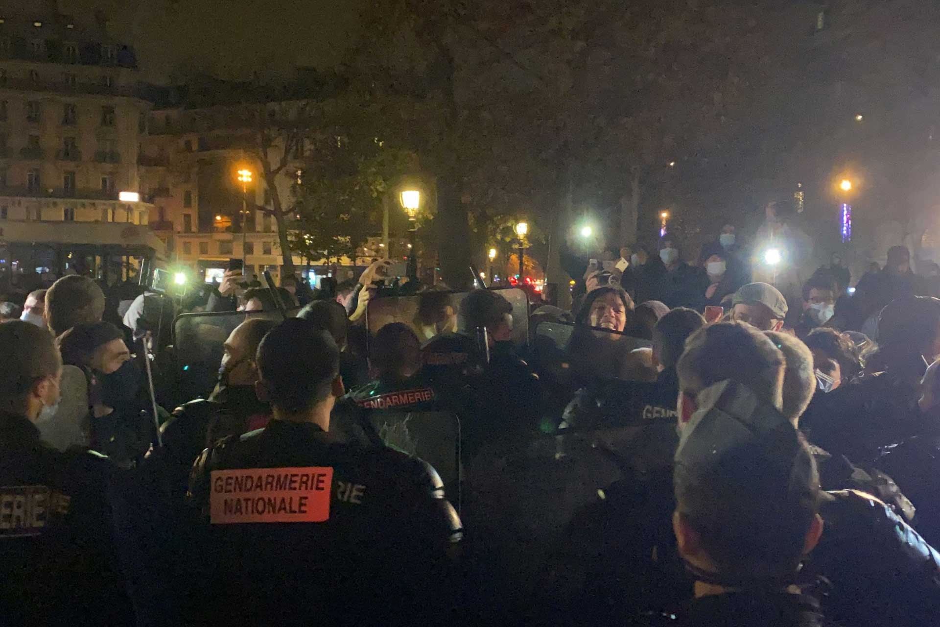 Fransa'nın başkenti Paris'te polis ve jandarma, kamplarını dağıttığı yüzlerce sığınmacıyı sokak sokak kovalayarak, barınmalarına müsaade etmedi.