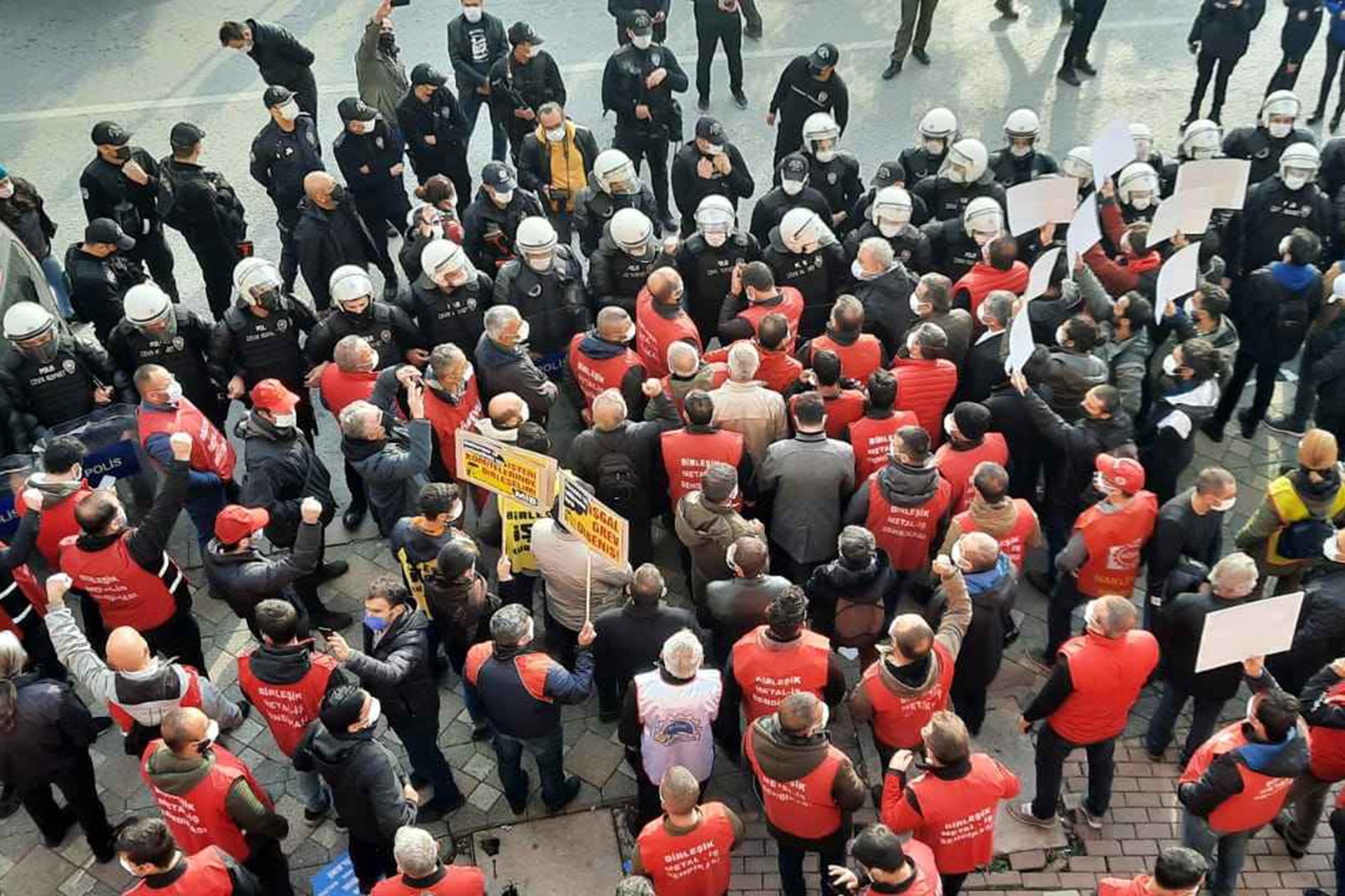 Ankara'ya yürümek üzere Gebze'de bir araya gelen işçiler polis tarafından engellenirken