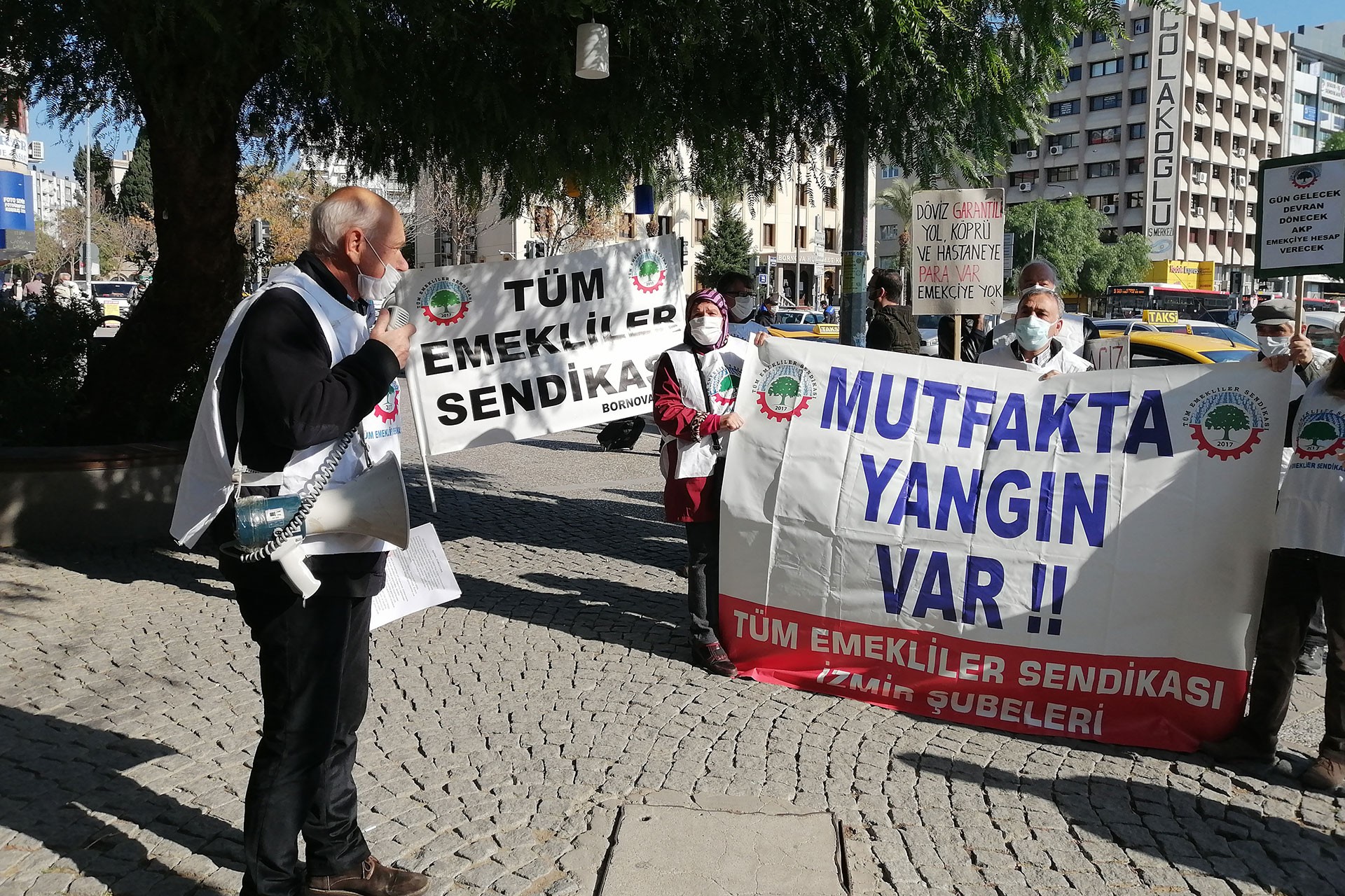 Tüm Emekliler Sendikası Bornova Şubesi Bornova Büyük Çarşı girişinde basın açıklaması yaptı